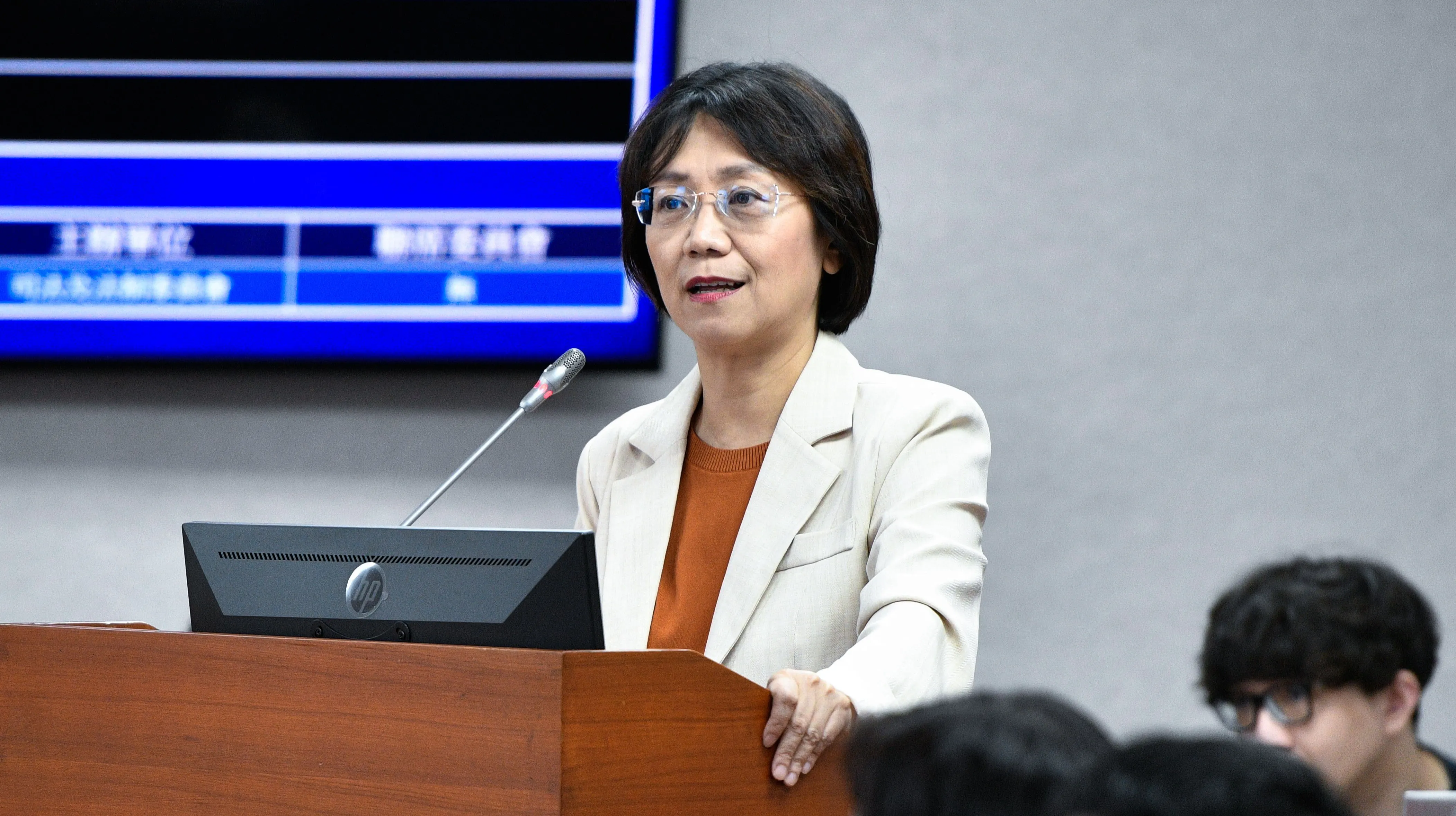 繼續放火？鄭麗文剛喊埋單1.5萬弱勢中秋禮盒　翁曉玲再放話：大幅刪明年預算