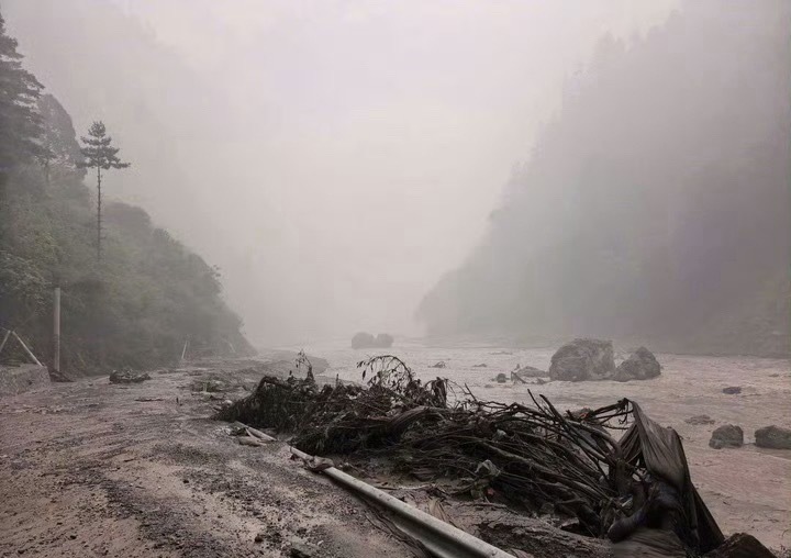 尼泊爾北部昨(26日)爆發特大山洪與泥石流,強烈洪水甚至吞噬西藏日喀則市吉隆口岸。(翻攝自微博)