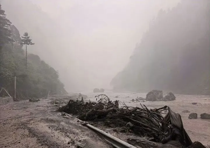 睡過頭竟保命！西藏土石流大水直逼　她一路「倒車3公里」驚險逃生