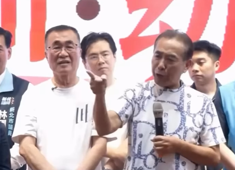 蘇傳臣(右)昨天狂噹蔣萬安沒出席園長會議,在旁的李四川表情尷尬。(鏡新聞)