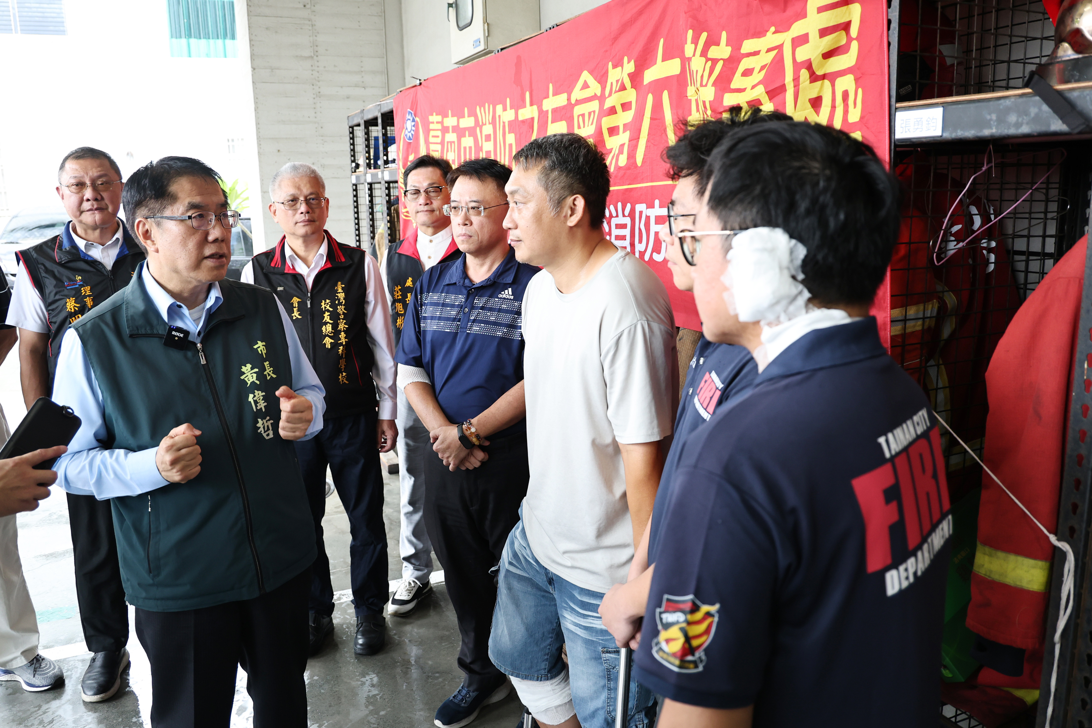 台南市長黃偉哲(左)今前往消防局探視因公受傷的消防員。(台南市政府提供)