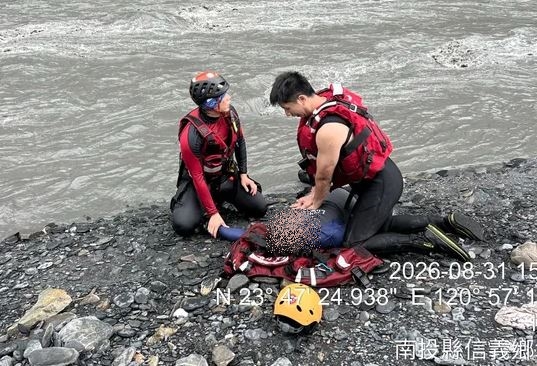 伍姓消防員在執行搜救任務時,救生艇遭急流掀翻不幸殉職。(翻攝畫面)
