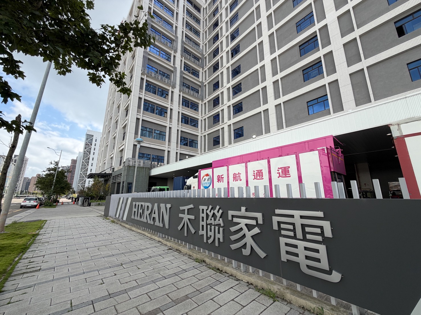 上市公司禾聯碩所屬集團旗下建設公司禾聯建築在桃園A7重劃區的預售案禾悅花園,近期交屋卻屢次爆發與屋主間的糾紛,引發各界關注。