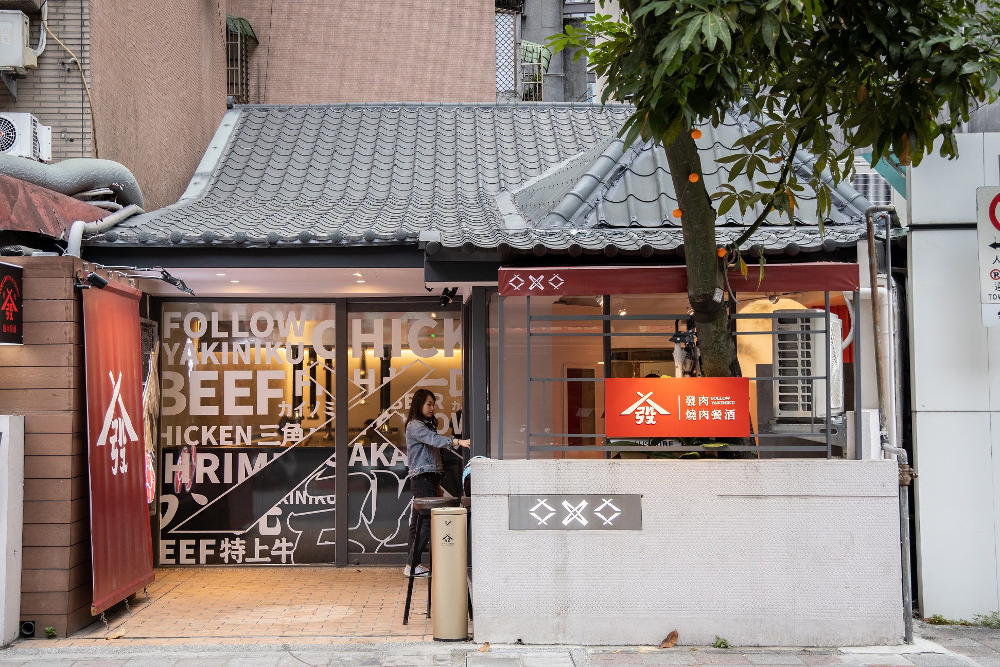 仙女棒慶生燒起來！顧客滅火竟被店員罵　燒肉店急道歉：全面取消活動