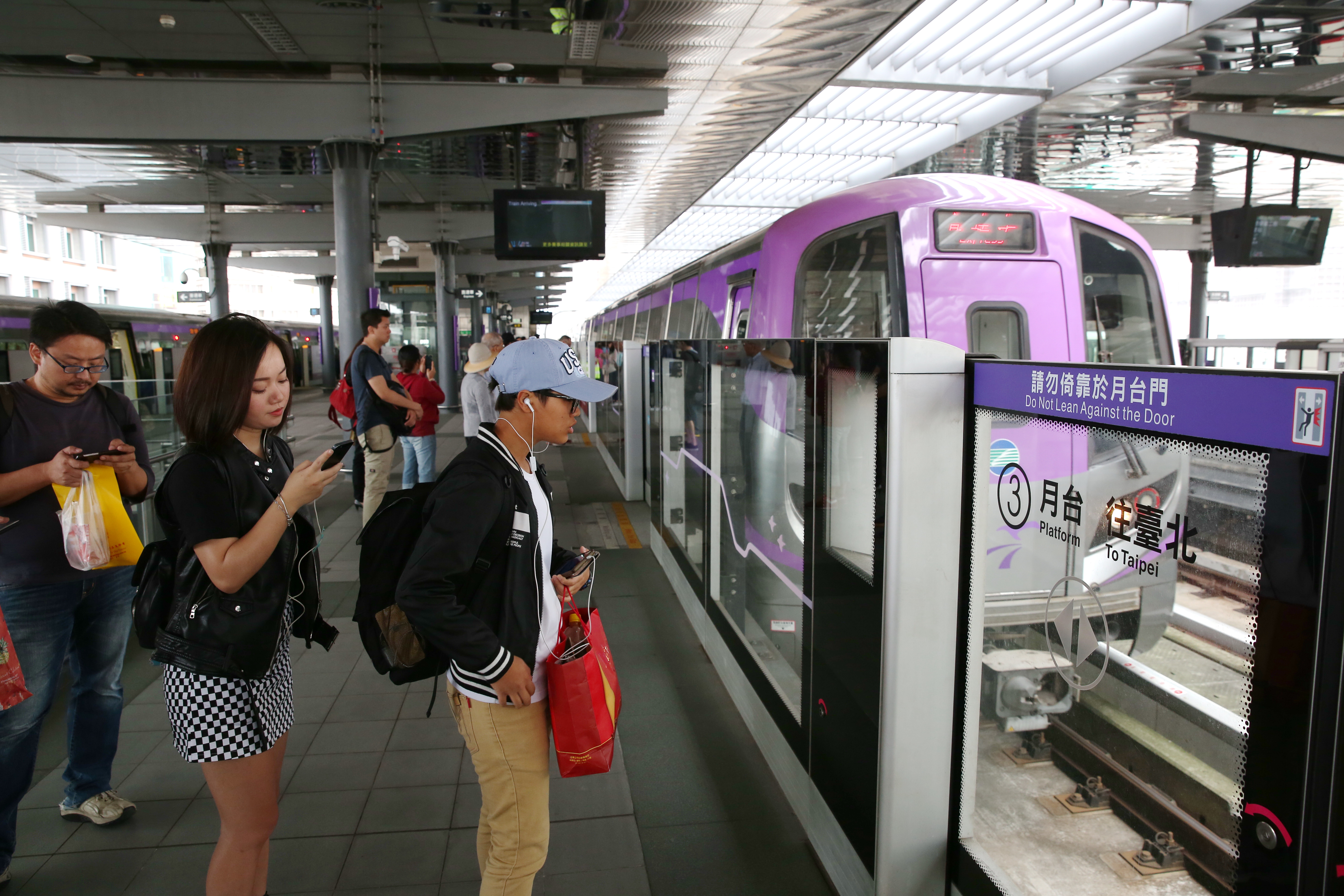 桃園捷運今日11時53分出現系統異常,導致部分列車一度停駛。(本刊資料照)