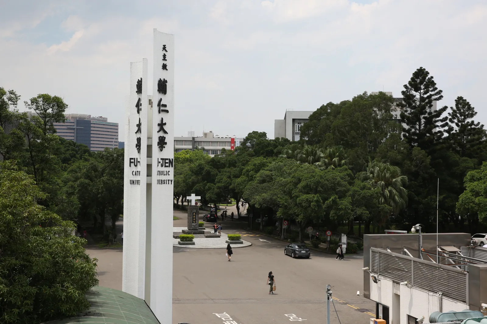 輔大圖書館有女學生的水壺遭校友「加料」。(翻攝輔仁大學官網)