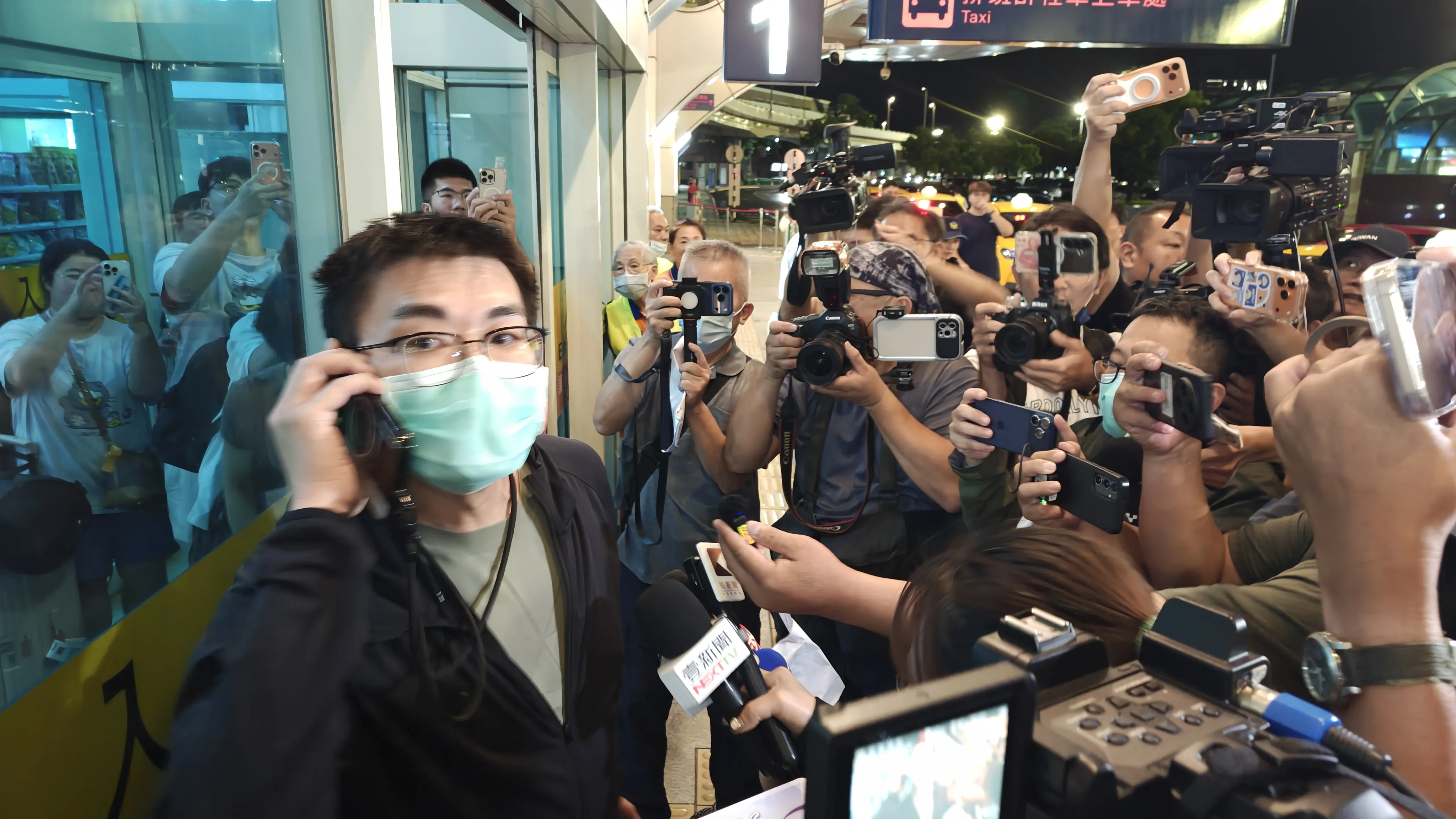 反擊陳幸妤？趙建銘深夜現身小港機場　丟「離婚協議書」快閃離開