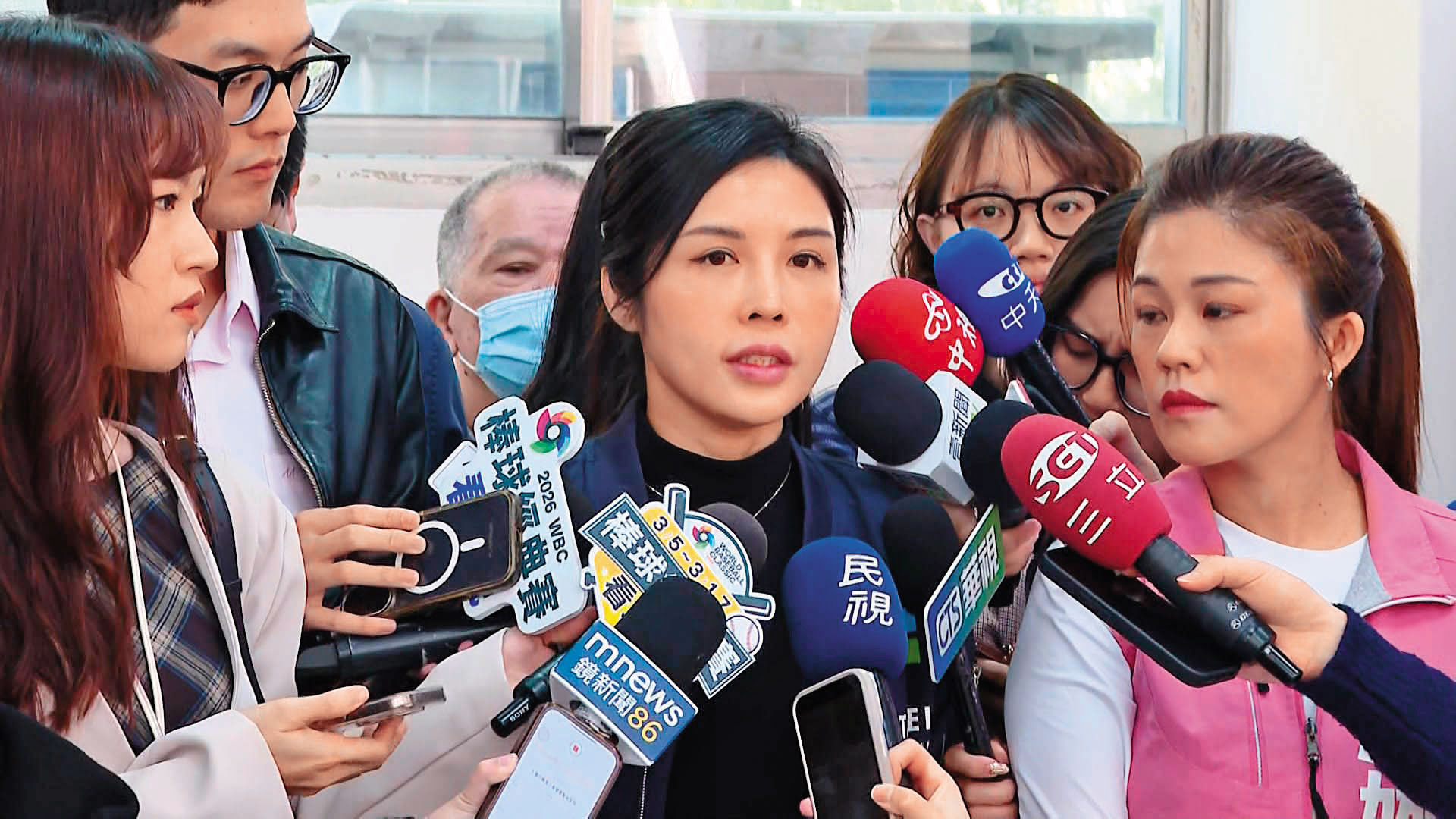 洪佳君(中)在議員洪婉臻(右)陪同下受訪,泣訴遭性騷。(鏡新聞提供)