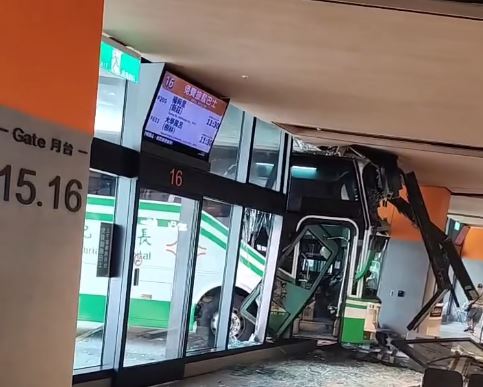 長庚醫院接駁車暴衝撞進轉運站。(翻攝Threads@shuangjing36)