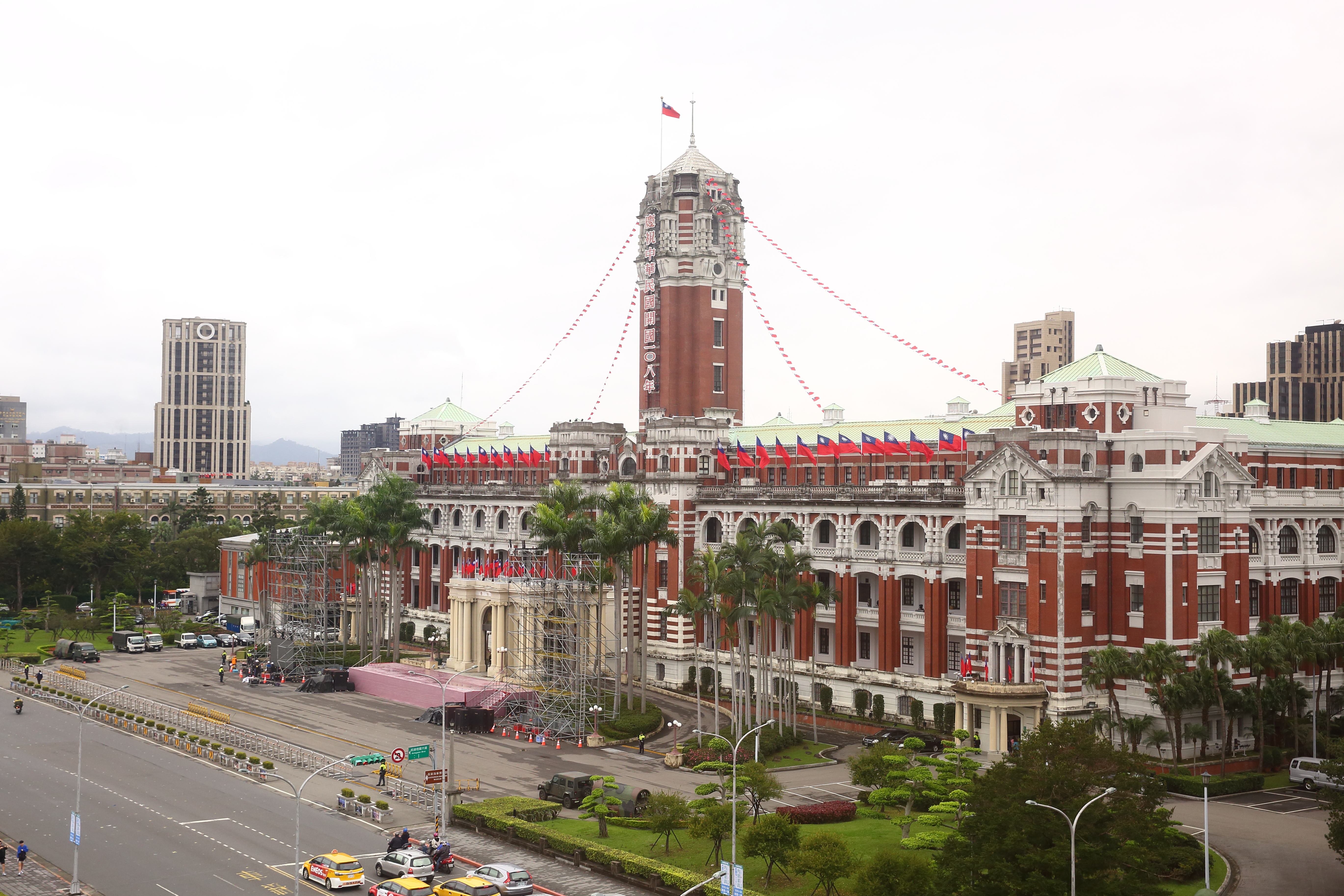 英國《每日電訊報》分析衛星影像指出,中國解放軍近年在多處訓練基地打造台灣重要政軍設施、美軍基地及軍事目標的等比例模型,藉此進行情境化演練。