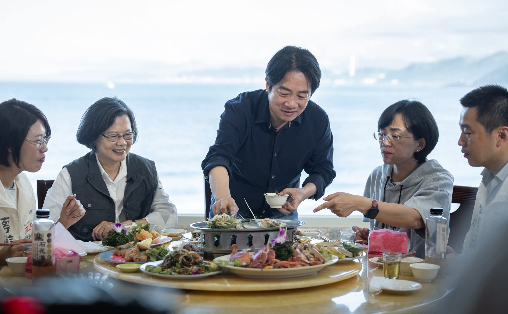 總統賴清德(中)作為東道主,主動為大家分菜。(翻攝自賴清德Threads)