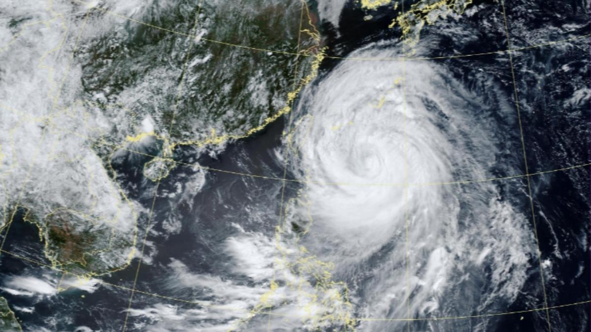 巴威颱風撲向台灣。(翻攝自中央氣象署)