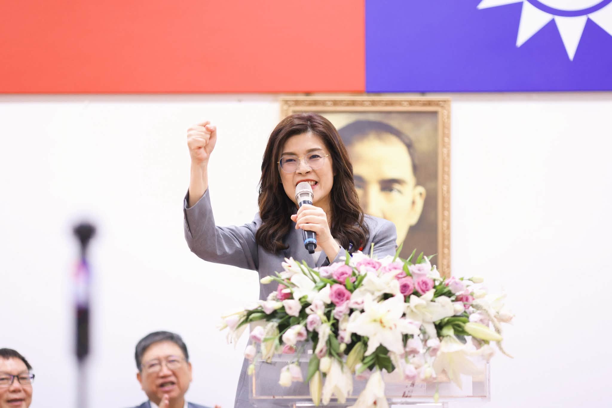 鄭麗文認為陳時中、蘇貞昌應下跪道歉。(翻攝自鄭麗文臉書)