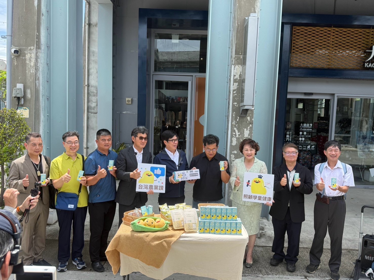 立法委員劉建國今(27)日率領團隊及雲林大豆農民拜會高雄市長陳其邁,展開「勇敢轉型・新雲林」請益+感謝之旅。