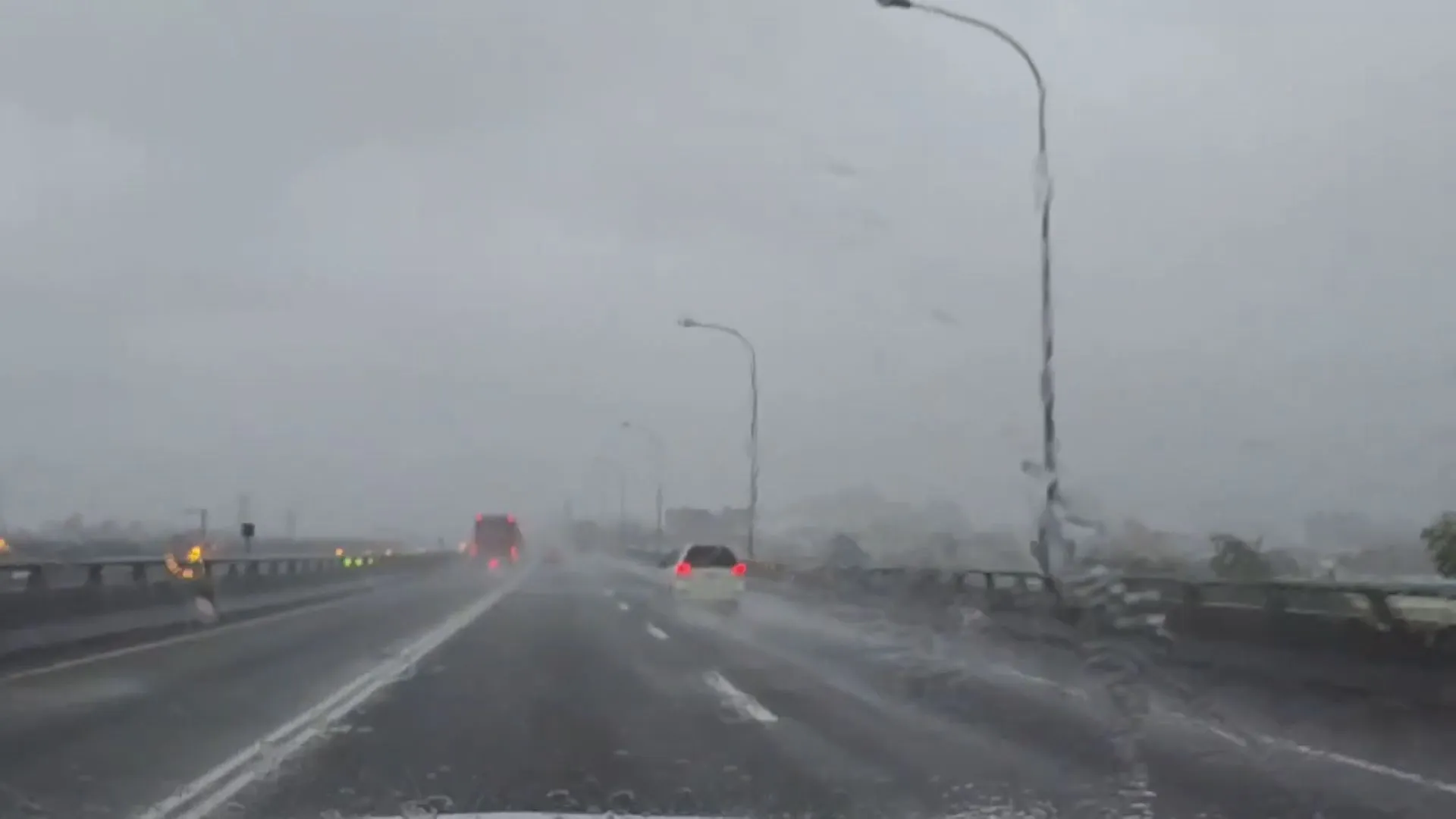 午後雷雨炸全台！氣象署發「15縣市」大雨特報　新北慎防豪雨