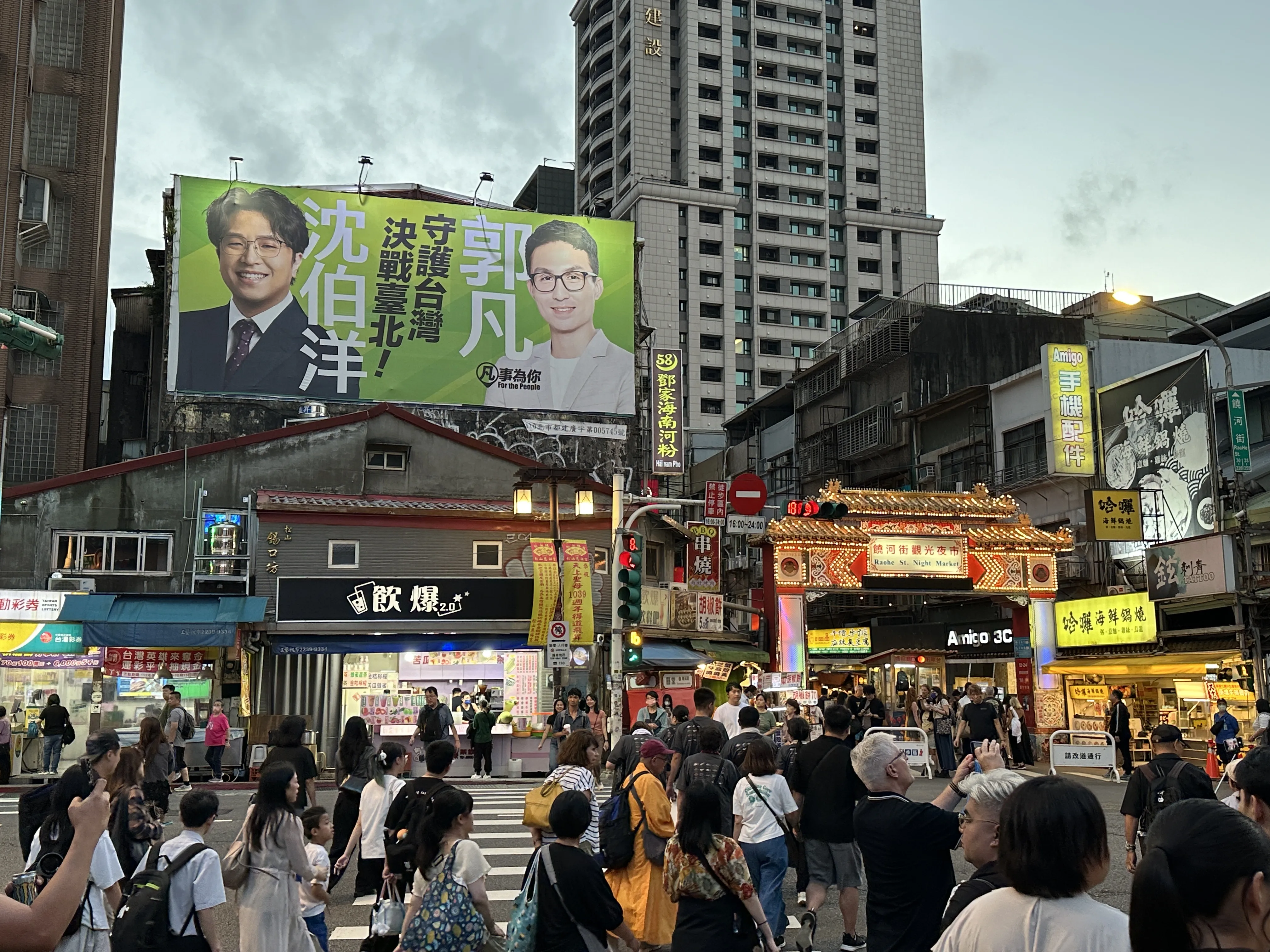 攤商貼「洋流」遭關切！北市府下令夜市拆競選廣告惹議　沈伯洋：條文引用錯了