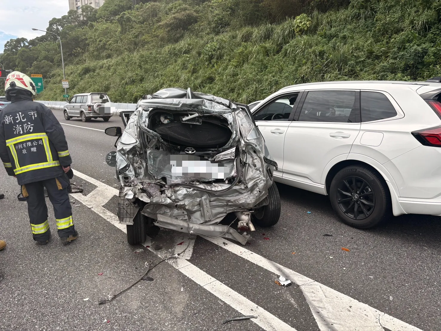國道3號南港段4車連環撞　轎車慘成廢鐵2人傷