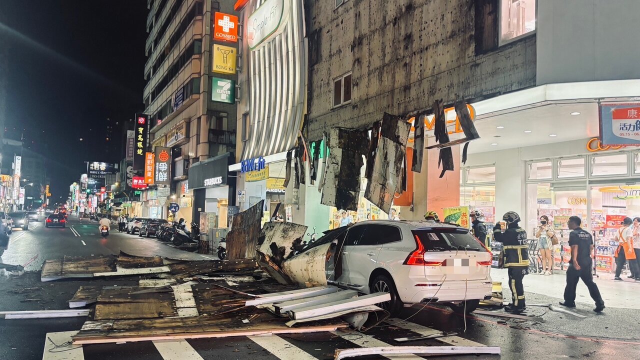 台中市西區勤美商圈公益路上的康是美,昨日晚上外牆大型廣告招牌突然掉落。(台中市政府提供)