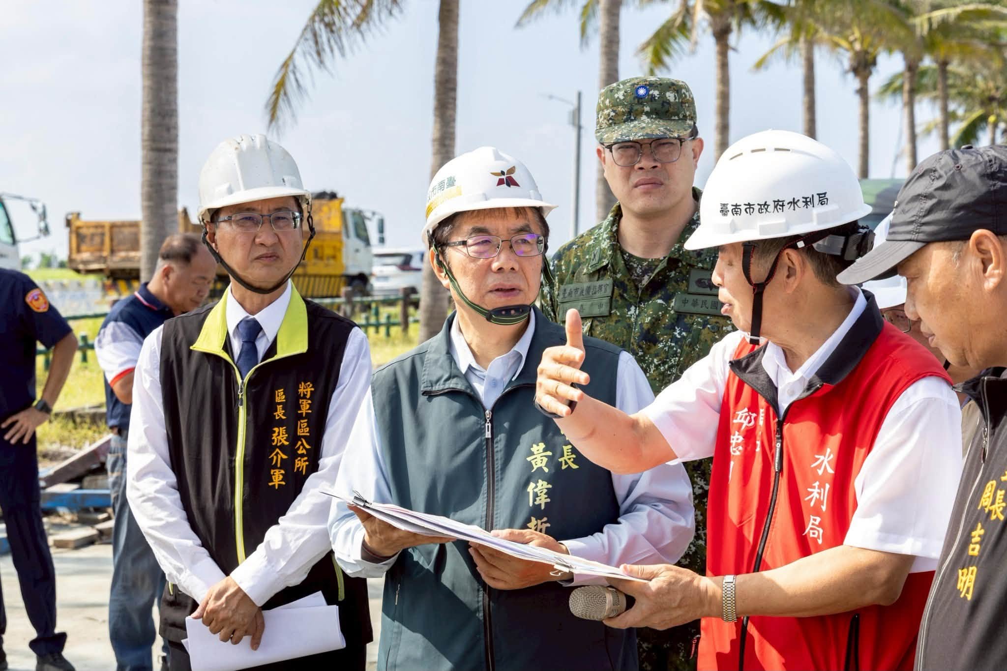 黃偉哲至台南各區視察防汛工程。(翻攝自黃偉哲臉書)