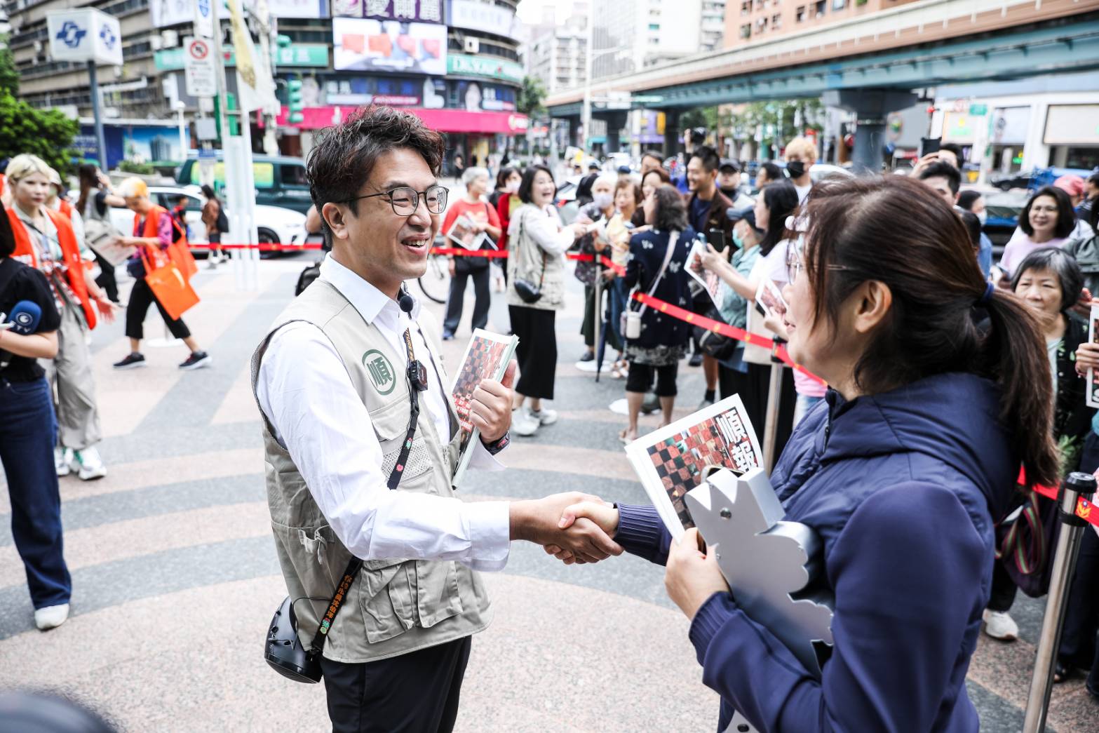 沈伯洋今日於捷運忠孝復興站發布《順報》。(鏡報鄒保祥)
