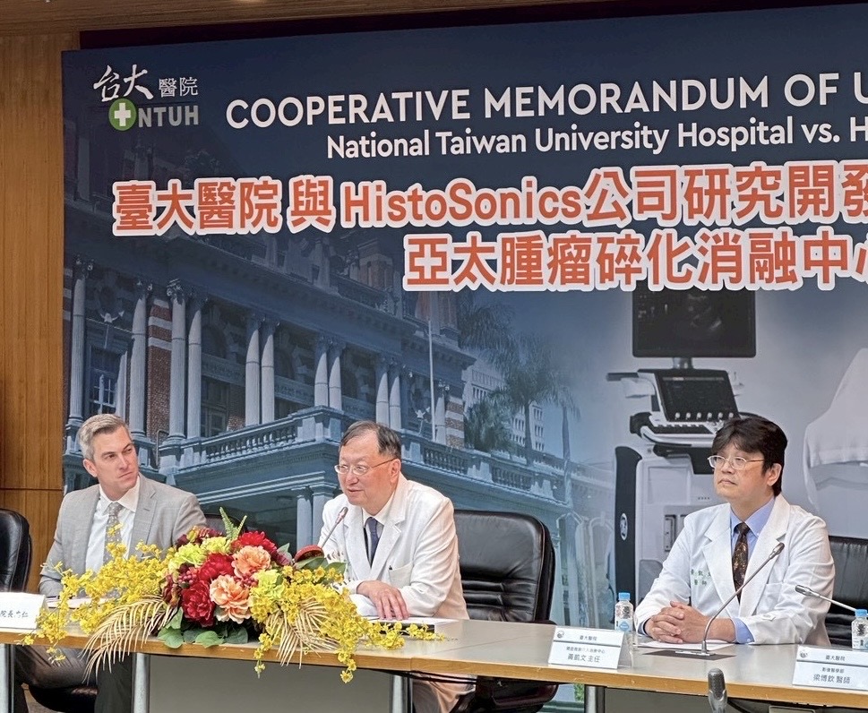 台大醫院正式成立亞太癌症碎化消融訓練中心,原廠總裁及高層主管來台會晤黃凱文教授(右)。台大醫院提供