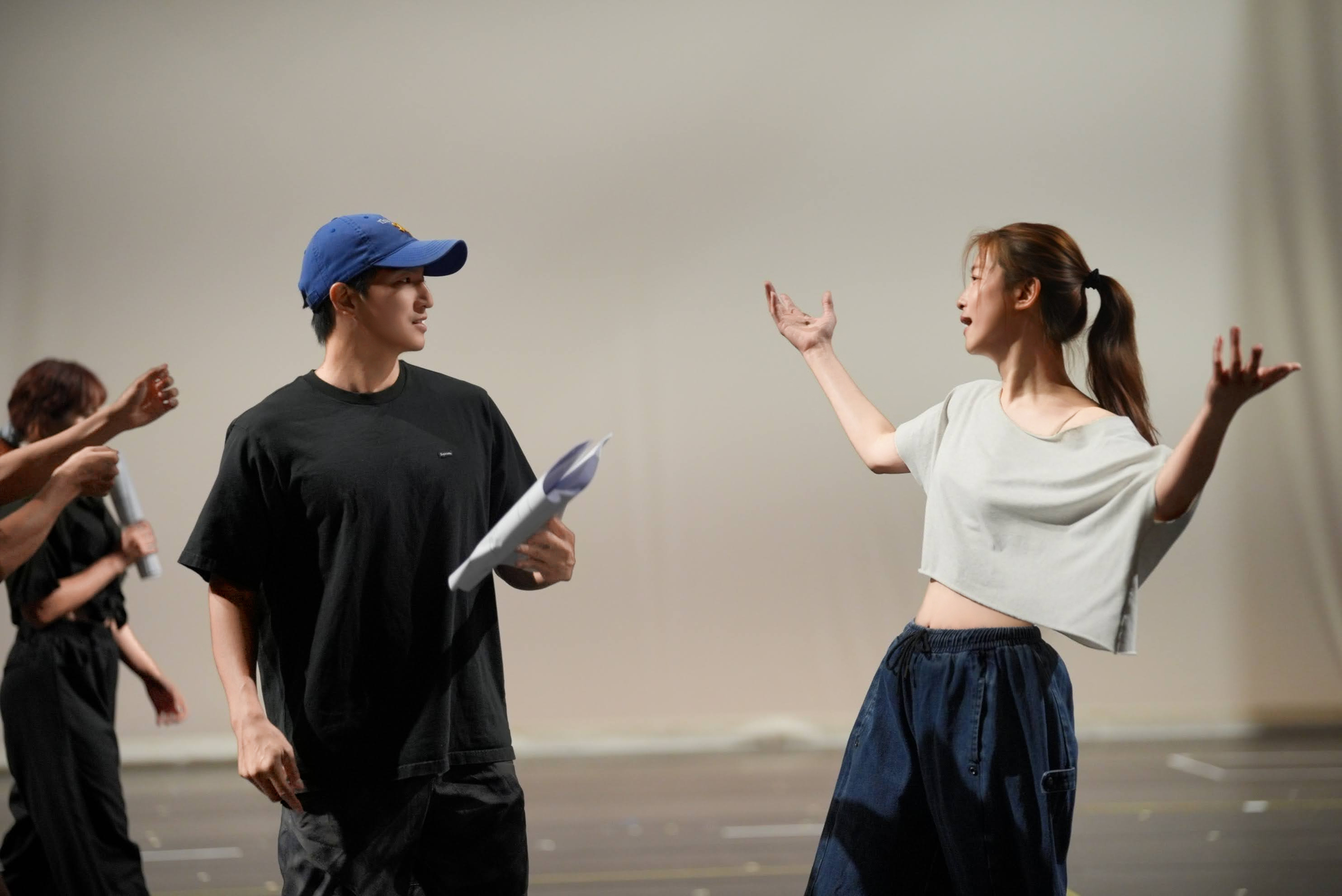 賴雅妍與楊奇煜(小煜)首度合作《Crash, Boom Boom Love!》,劇中組成「激情組」CP。(果陀劇場提供)