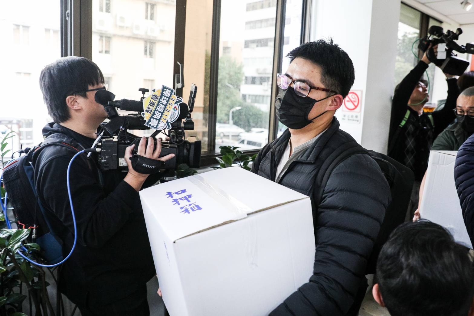 檢調帶走7紙箱、2行李箱及1桌電主機。(鏡報)