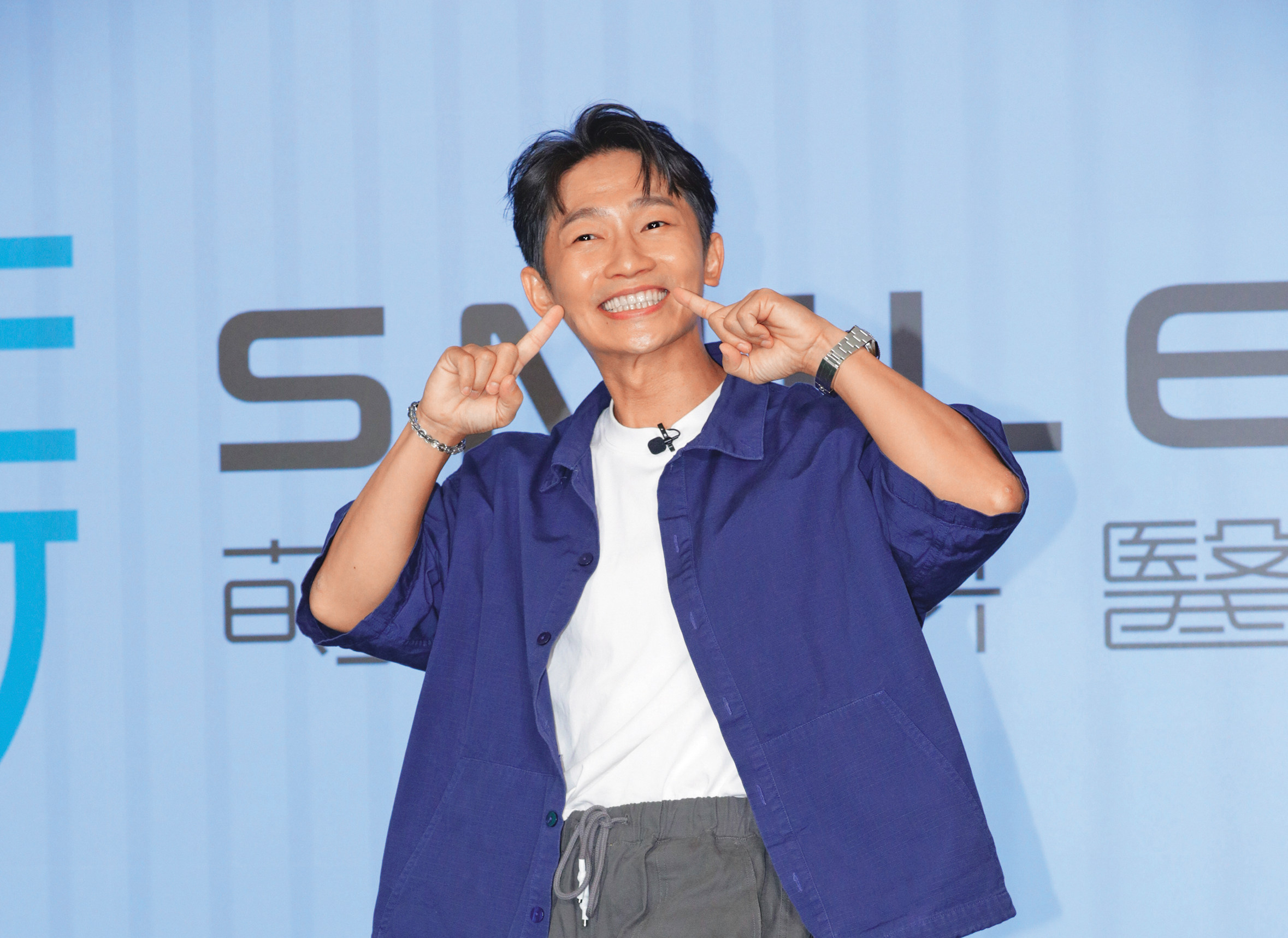 抓到了!蔡昌憲「石門水庫」沒關!(這死語大家應該懂吧?)啊…原來是褲頭的白色抽繩。