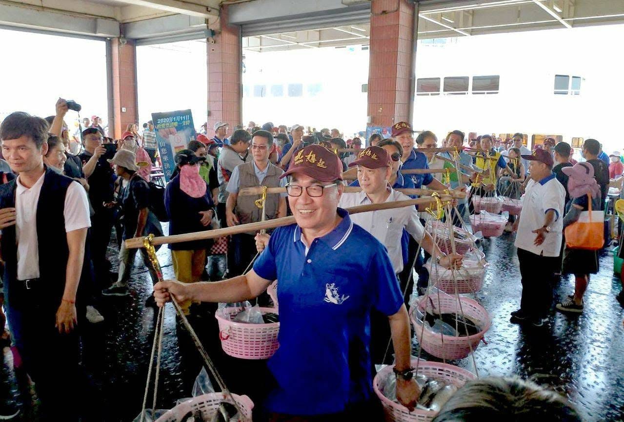 國民黨新北市長參選人李四川造勢自稱是艱苦人,卻遭綠營反譏豪宅三大疑雲仍交代不清。(翻攝李四川臉書)