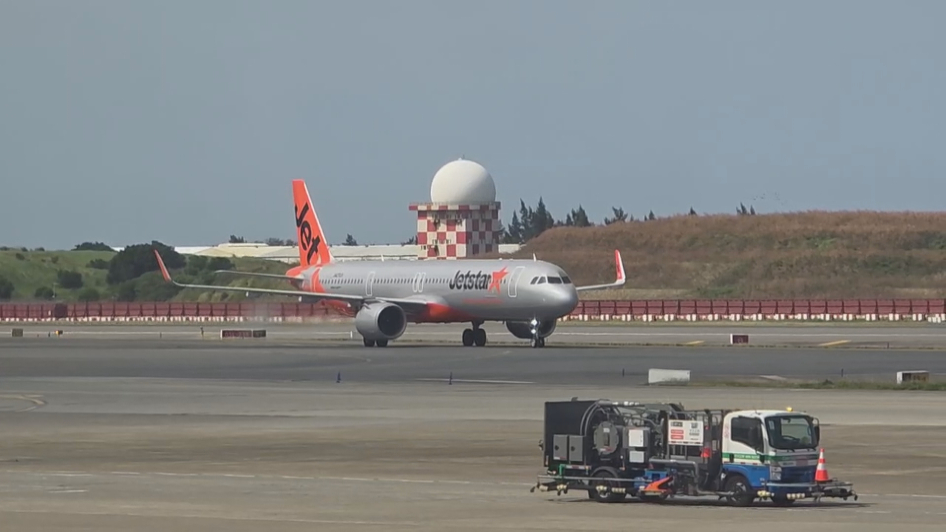 捷星航空因設備故障延遲登機,又遇上機場宵禁無法起飛,引發旅客不滿。