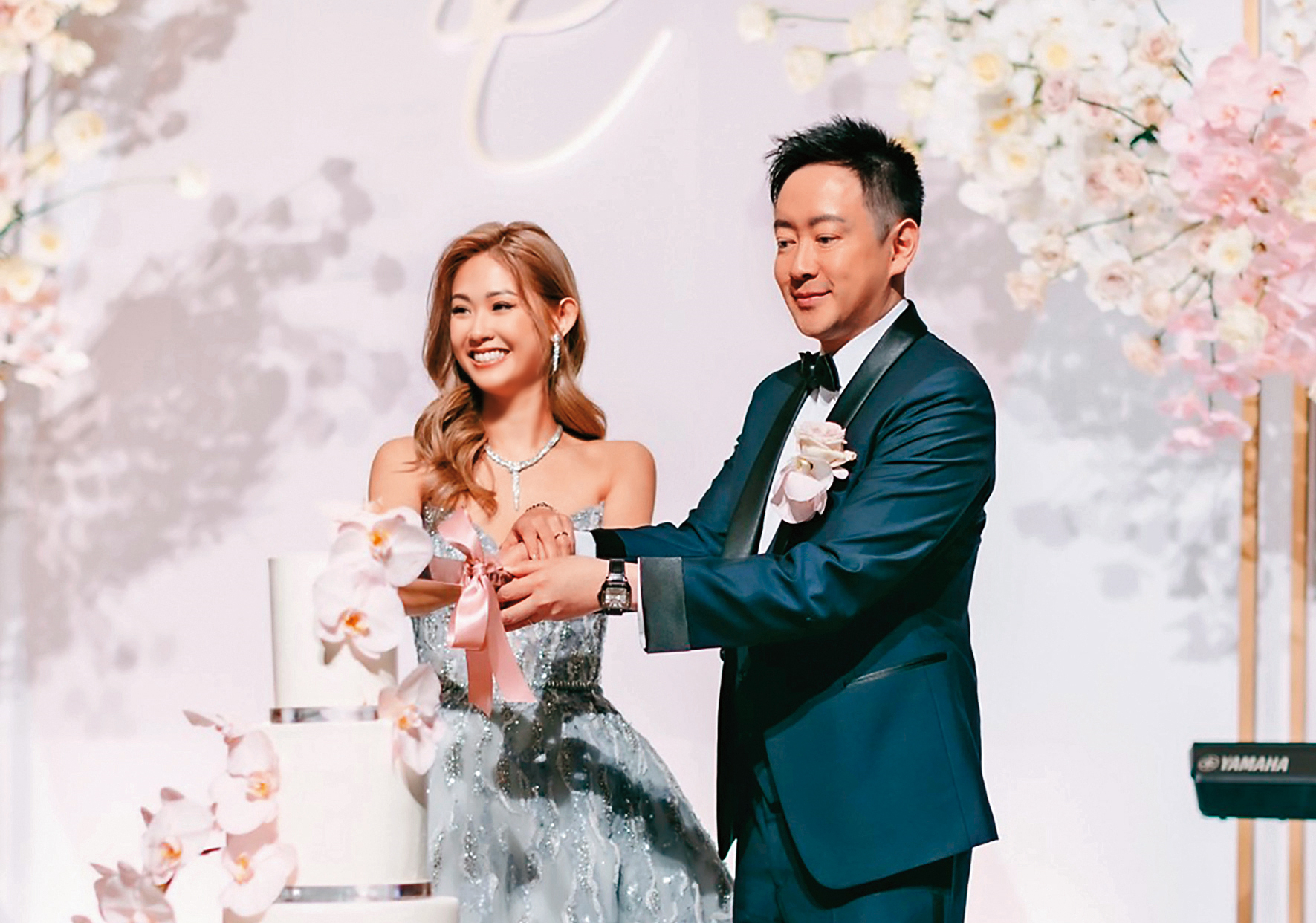身為板橋林家最後一個黃金單身漢,林知蔚(右)終於成婚,對象是交往多年的17平台網路明星盧芃宇(左)。(讀者提供)