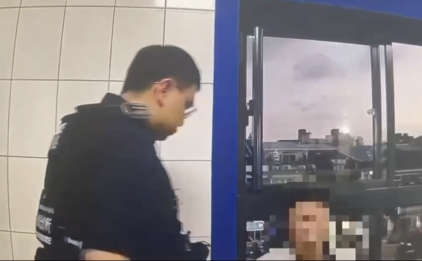 男童拒上游泳課捶打父親　莽父狠踹一腳害受傷
