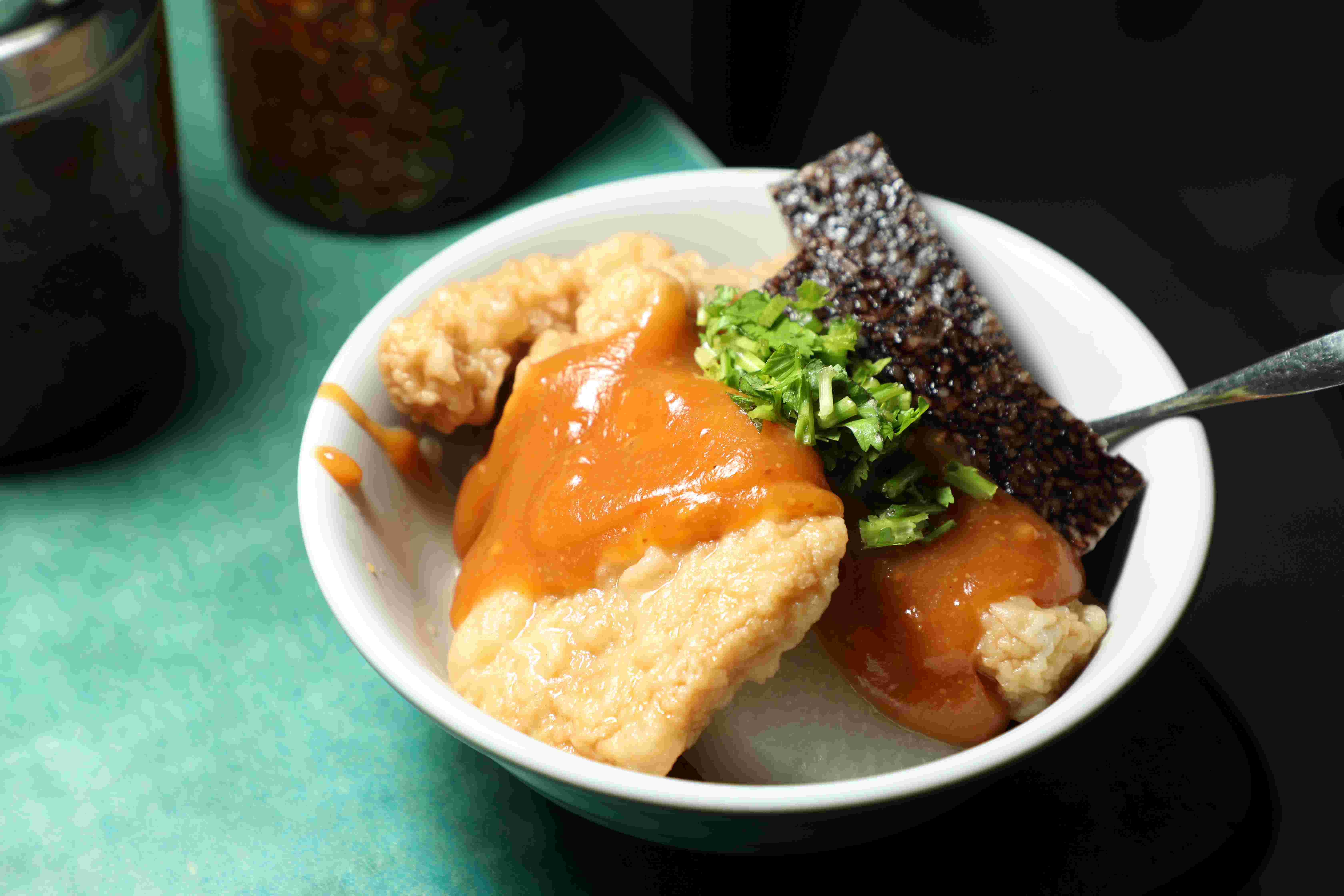 這碗「甜不辣」的蘿蔔好吃、丸子很脆,黑輪、油豆腐和米血糕都與醬料配合得剛剛好。(65元/小碗)