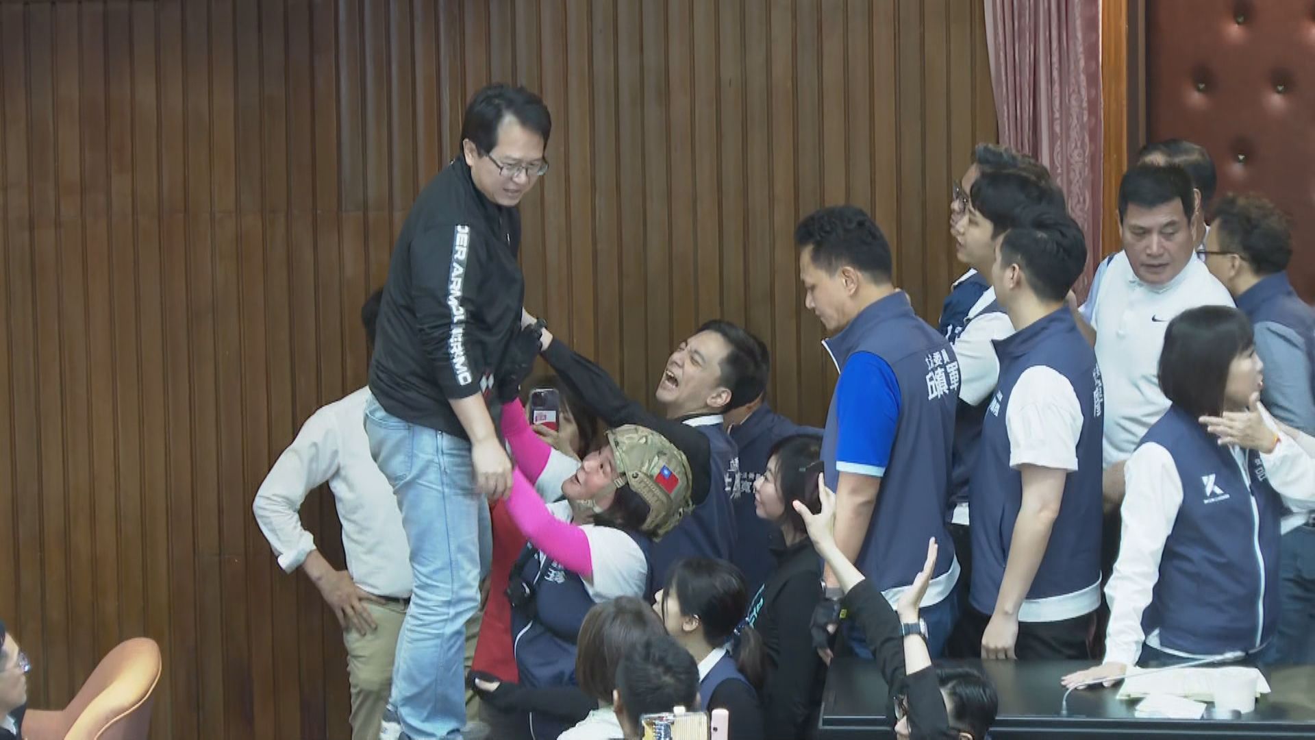 去年5月17日為搶占主席台,立委在國會上演近身肉搏。(資料畫面)