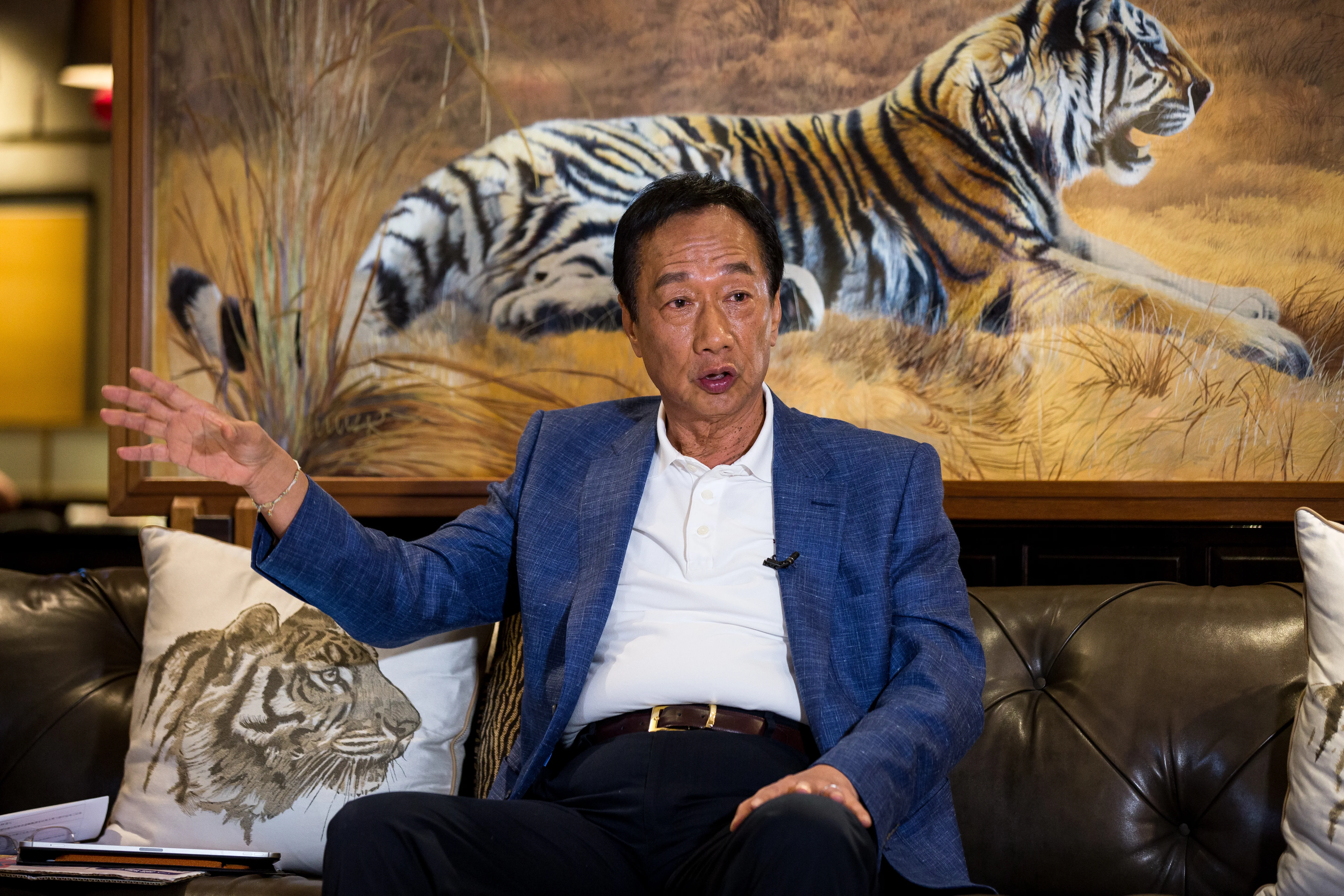 洗記憶？慈濟買BNT遭詐綠狂轟在野　網朝聖郭董「大小姐說不要買」貼文：根本兩碼事