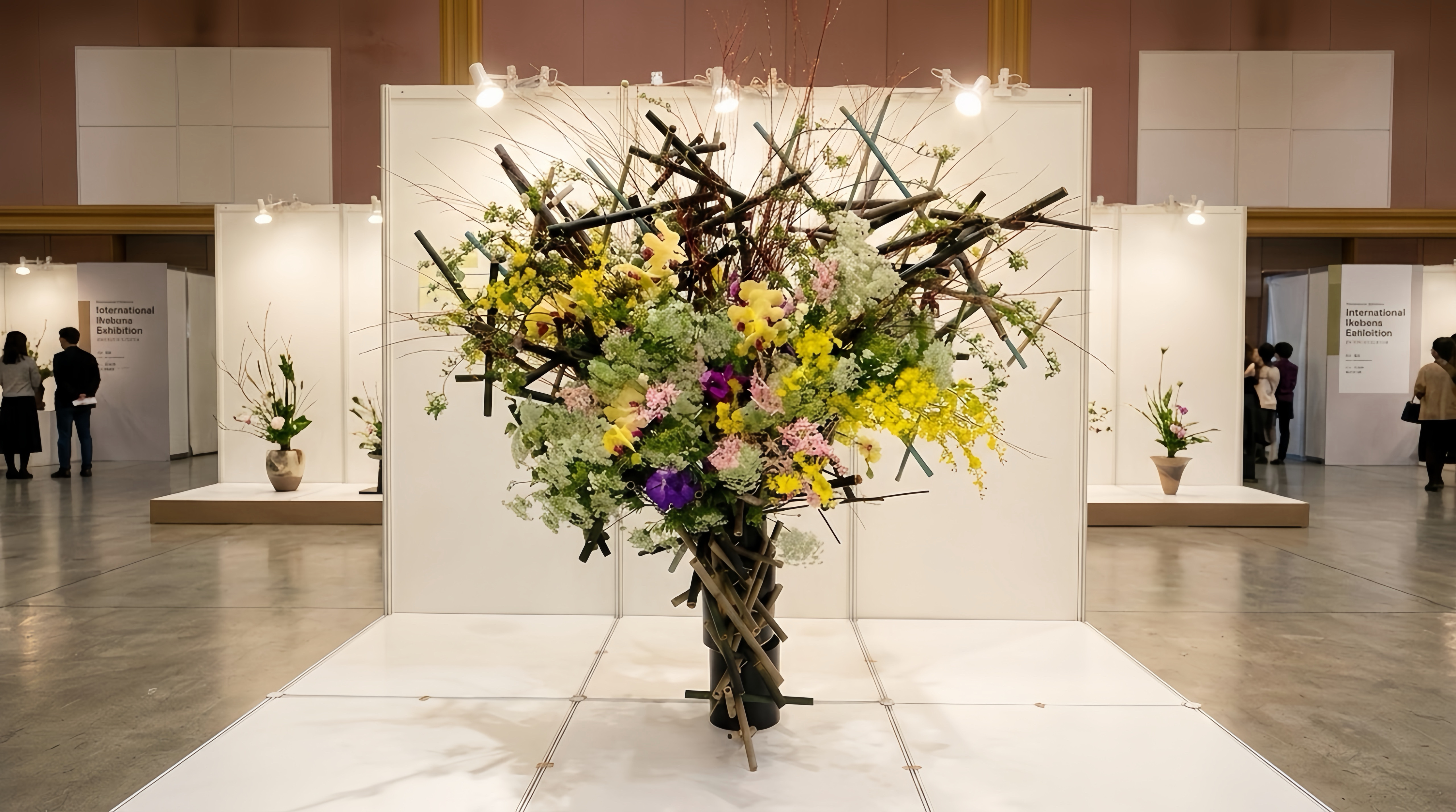 日本花道「草月流」迎百年,草秀支部60年紀念花展11月7日至9日於台北西本願寺樹心會館登場。(草月流草秀支部提供)