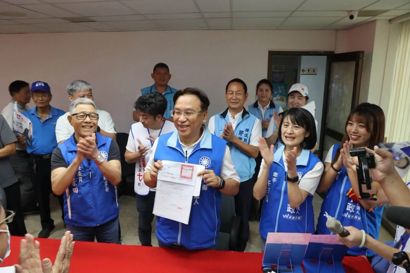 魏平政登記仍不見王惠美　謝典霖開酸：她「離苦得樂」不用選了