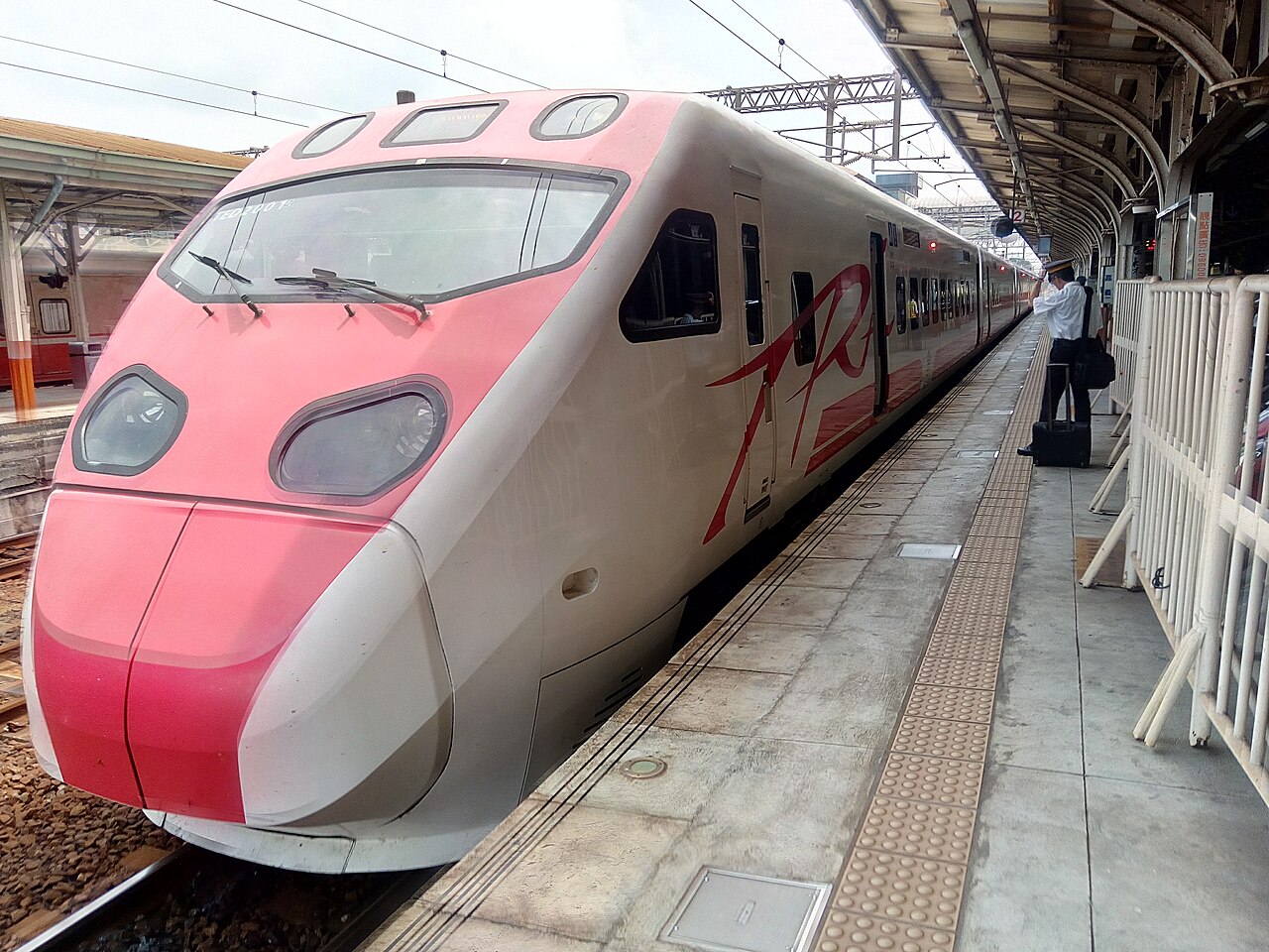 嘉義車站上午傳出疑因拍照旅客越線,導致列車急剎車;示意圖。(翻攝自維基百科/Shouji Hasegawa )