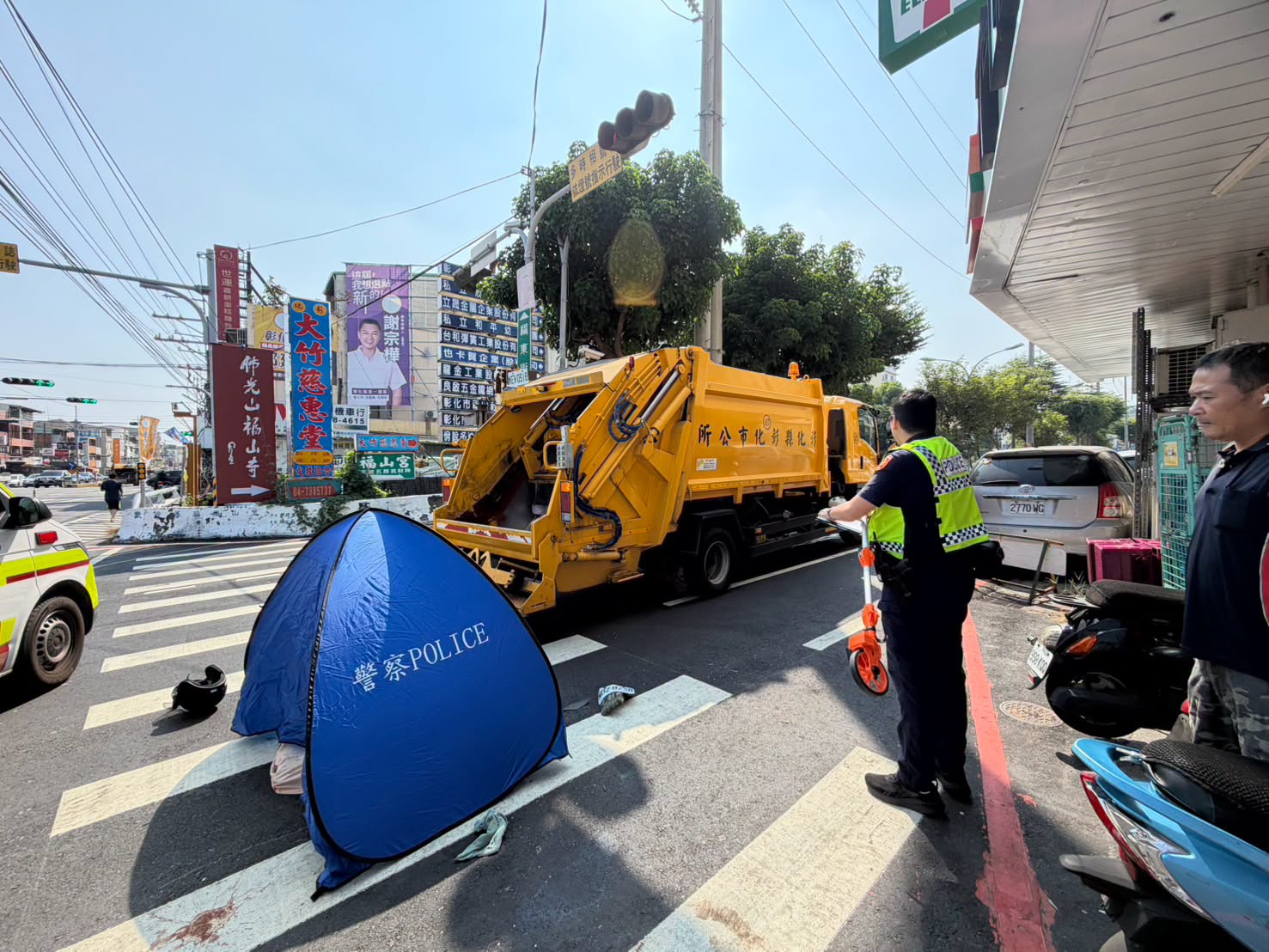 彰化嚴重車禍!垃圾車轉彎擦撞機車「女騎士慘死輪下」。(翻攝記者爆料網)