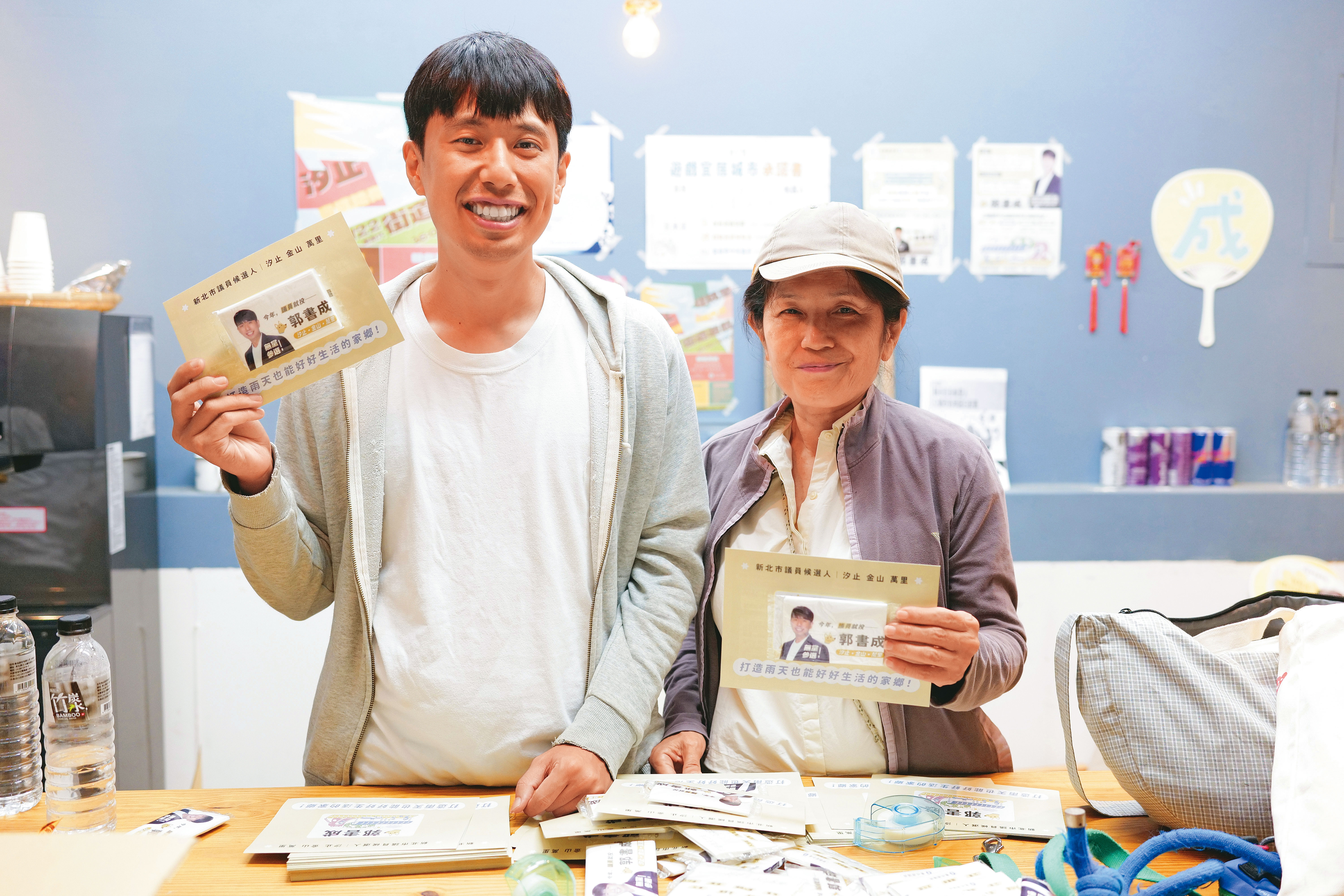 採訪這天,郭書成的母親吳女士(右)也到場,正一起手作文宣品。