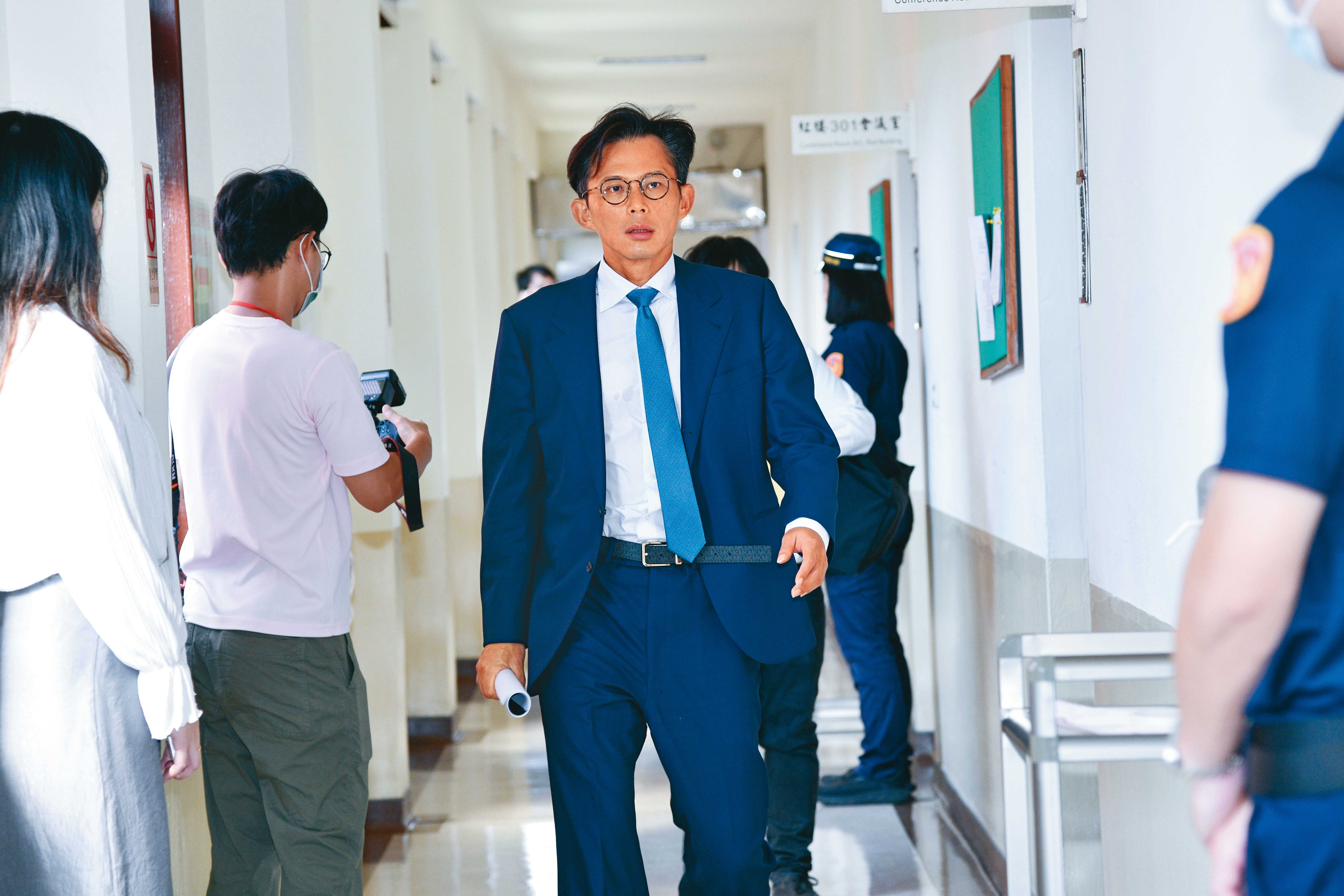 黃國昌(圖)針對前民進黨祕書長林錫耀在Telegram討論司法人事案,不但要求成立調查委員會,更直言「臭不可聞」,詎料,對話截圖來源竟是黃國昌網軍駭來的。(鏡報李智為)