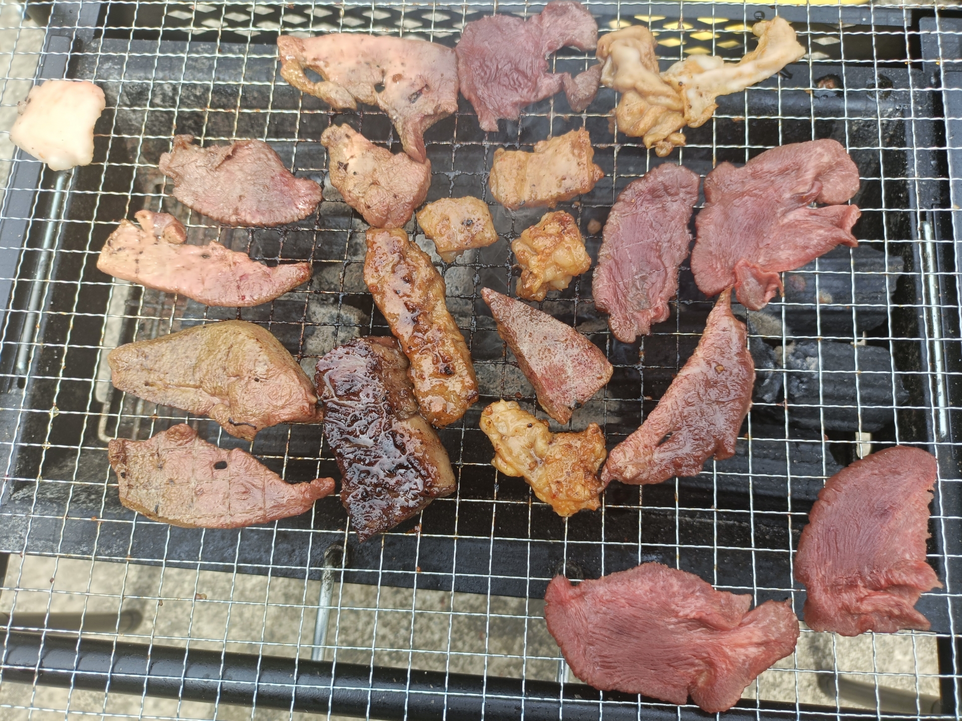 網友推薦中秋烤肉可用鹽可頌夾烤肉吃更美味。(示意圖,photoAC)