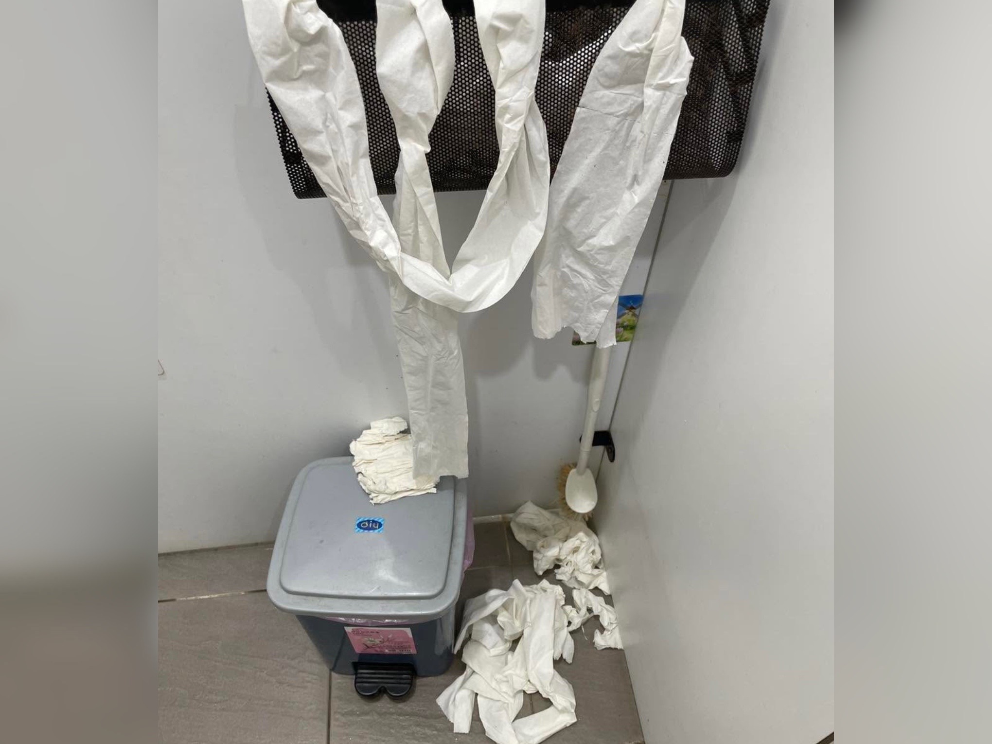 台南新化圖書館貼出一張館內公廁髒亂景象,指免費提供衛生紙的美意,遭沒公德心的民眾濫用,未來將不再主動提供。(翻攝自「台南市新化區圖書館」臉書)