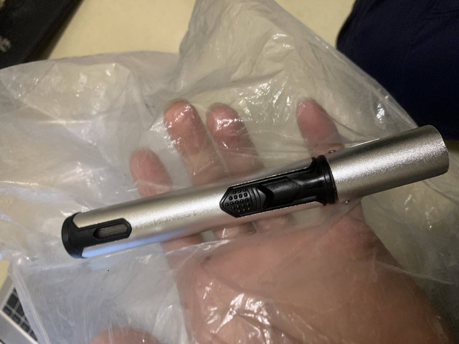 一名謝姓男子昨晚在北捷車廂持金屬棒狀物狂奔並敲打立柱,警方到場處理,發現該物品只是防火打火機。(翻攝畫面)