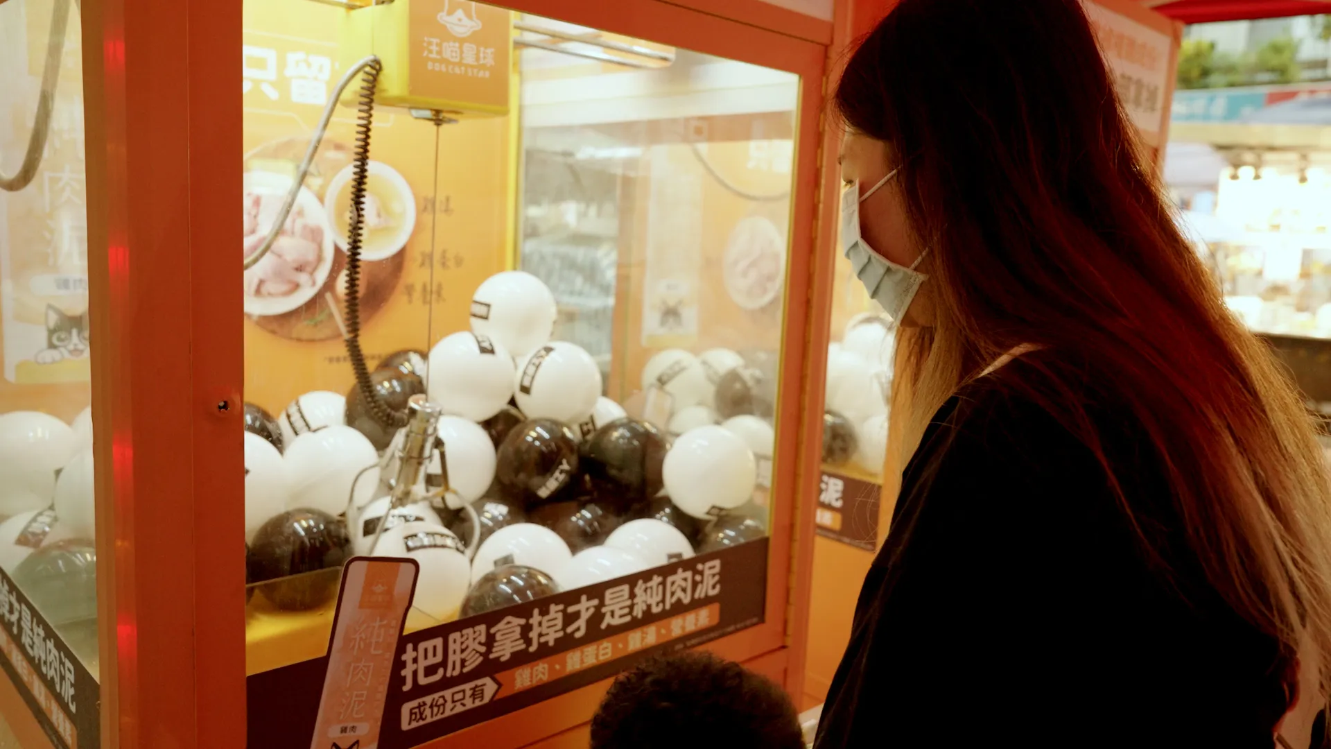 【食安特輯】「拿掉」比加進去更難！飼主夜市挑戰「夾掉複雜成分」讓毛孩安心享用純肉泥