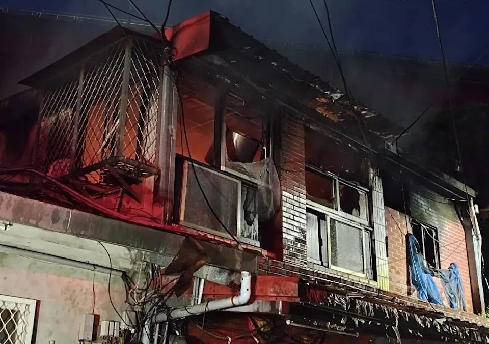 瓦斯桶旁驚見焦屍!淡水磚屋火災牽出毒趴與竊盜案,2男子逃逸被捕。(翻攝畫面)