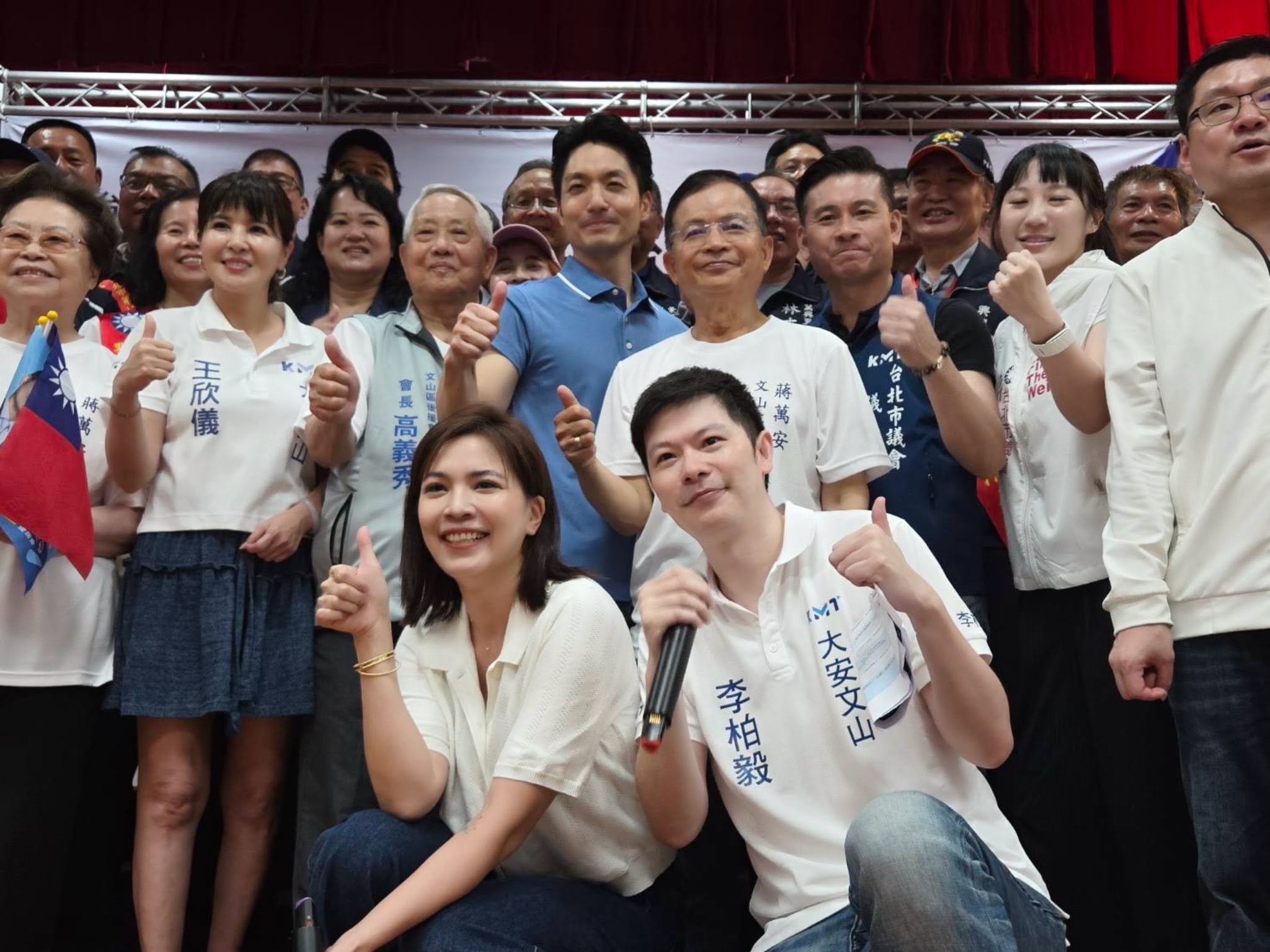 國民黨台北市議員李柏毅(右下)帶數月大的高燒幼女前往國泰醫院急診,因不滿候診時間過長及替代用藥流程,於急診區域高分貝斥責現場醫護。(翻攝自李柏毅臉書)
