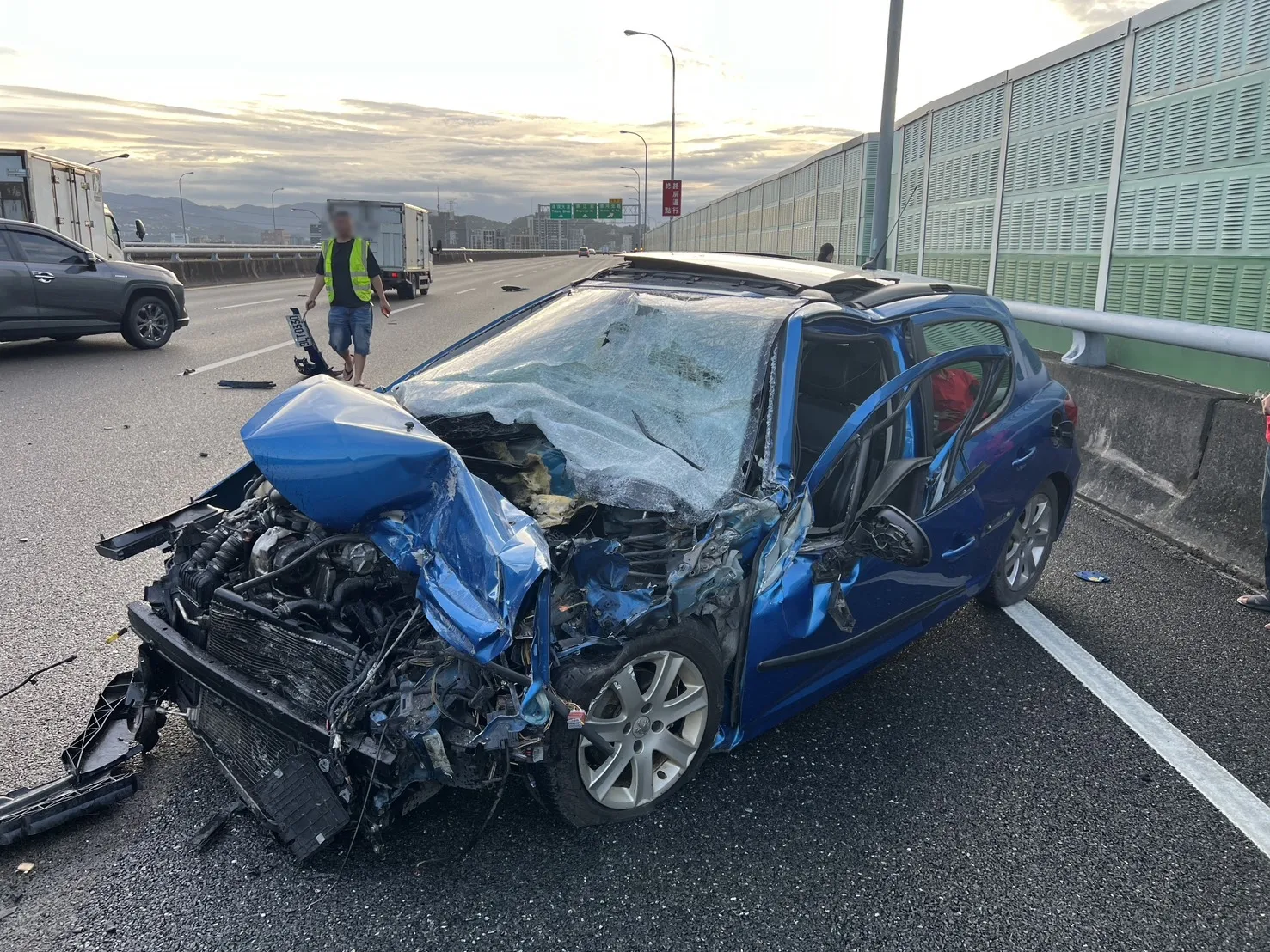 國道1汐五高架3車連環撞　駕駛恍神肇事愛車成廢鐵