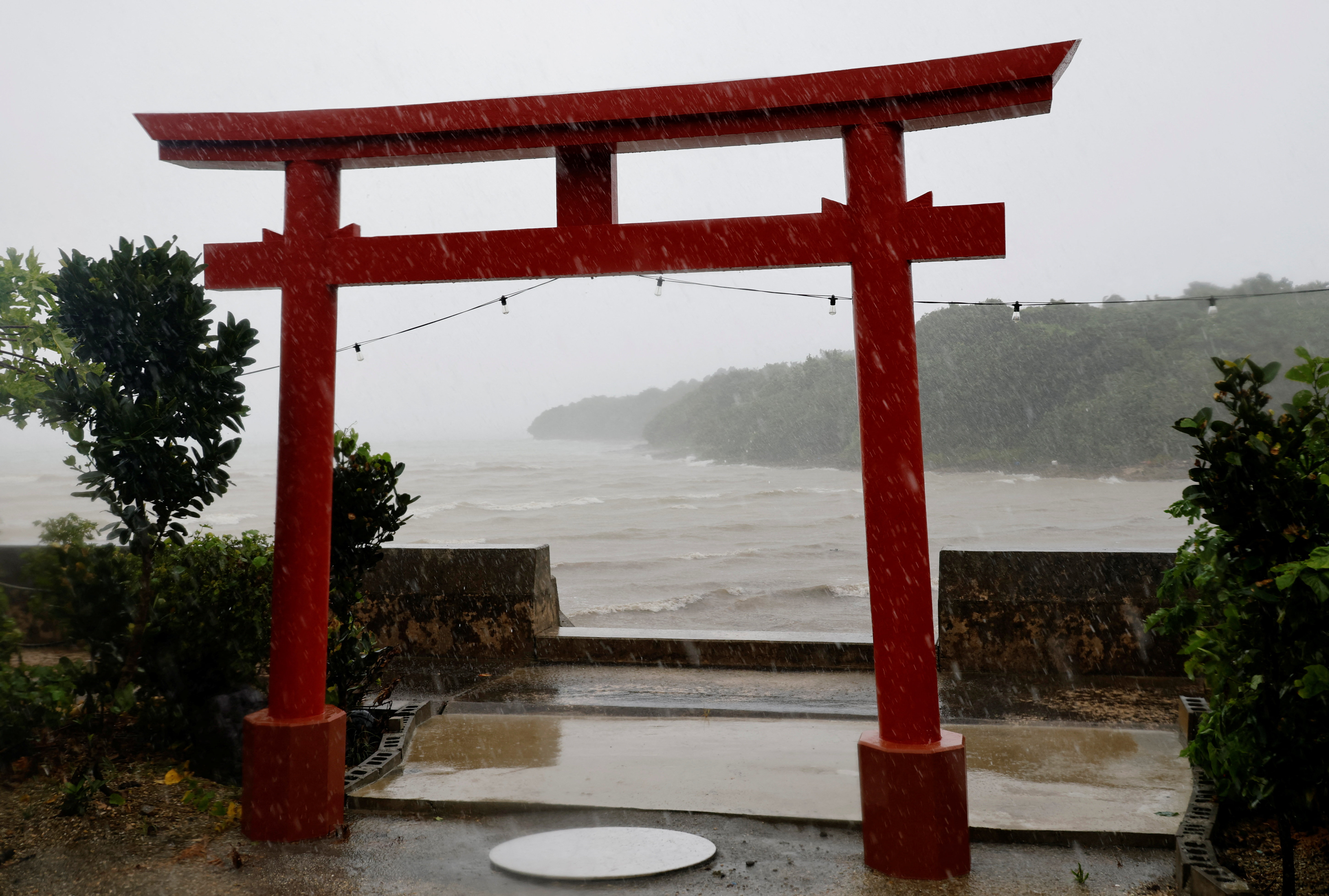 石垣島一處鳥居聳立暴雨中。(路透社)