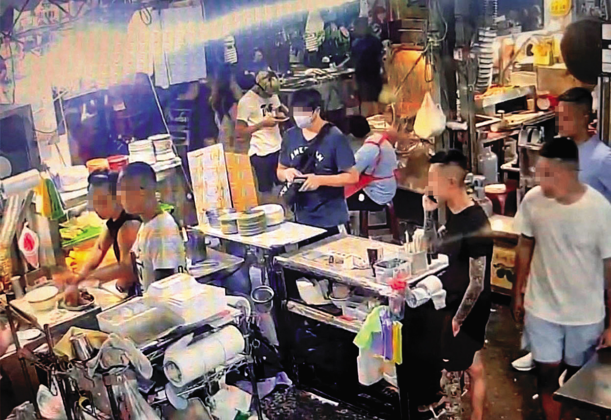 景美夜市爆出有攤商遭惡煞索討保護費,相關畫面在網路上曝光,引發社會關注。(翻攝畫面)